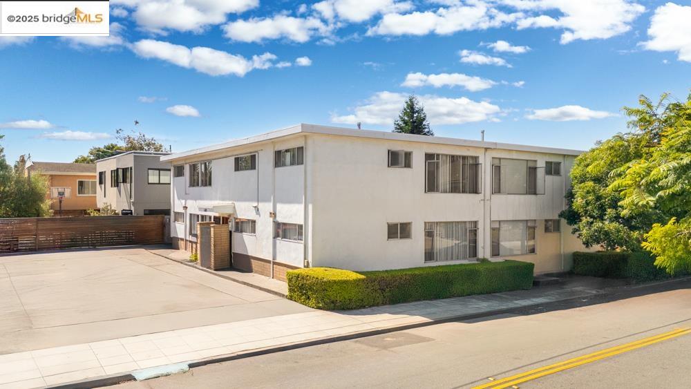 Detail Gallery Image 4 of 21 For 1728 Curtis St, Berkeley,  CA 94702 - – Beds | – Baths