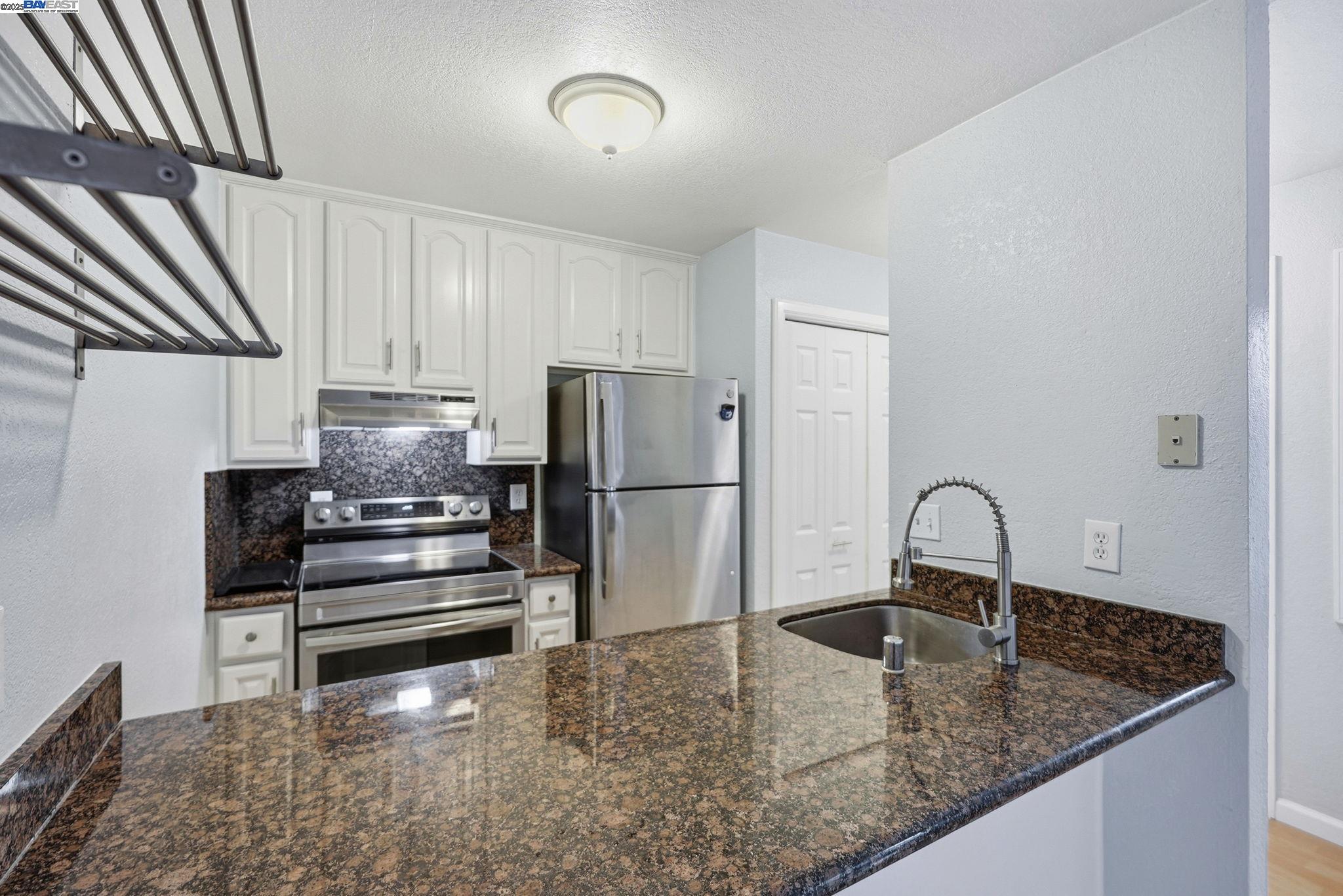 Detail Gallery Image 11 of 21 For 655 River Oak Way #42,  Hayward,  CA 94544 - 1 Beds | 1 Baths