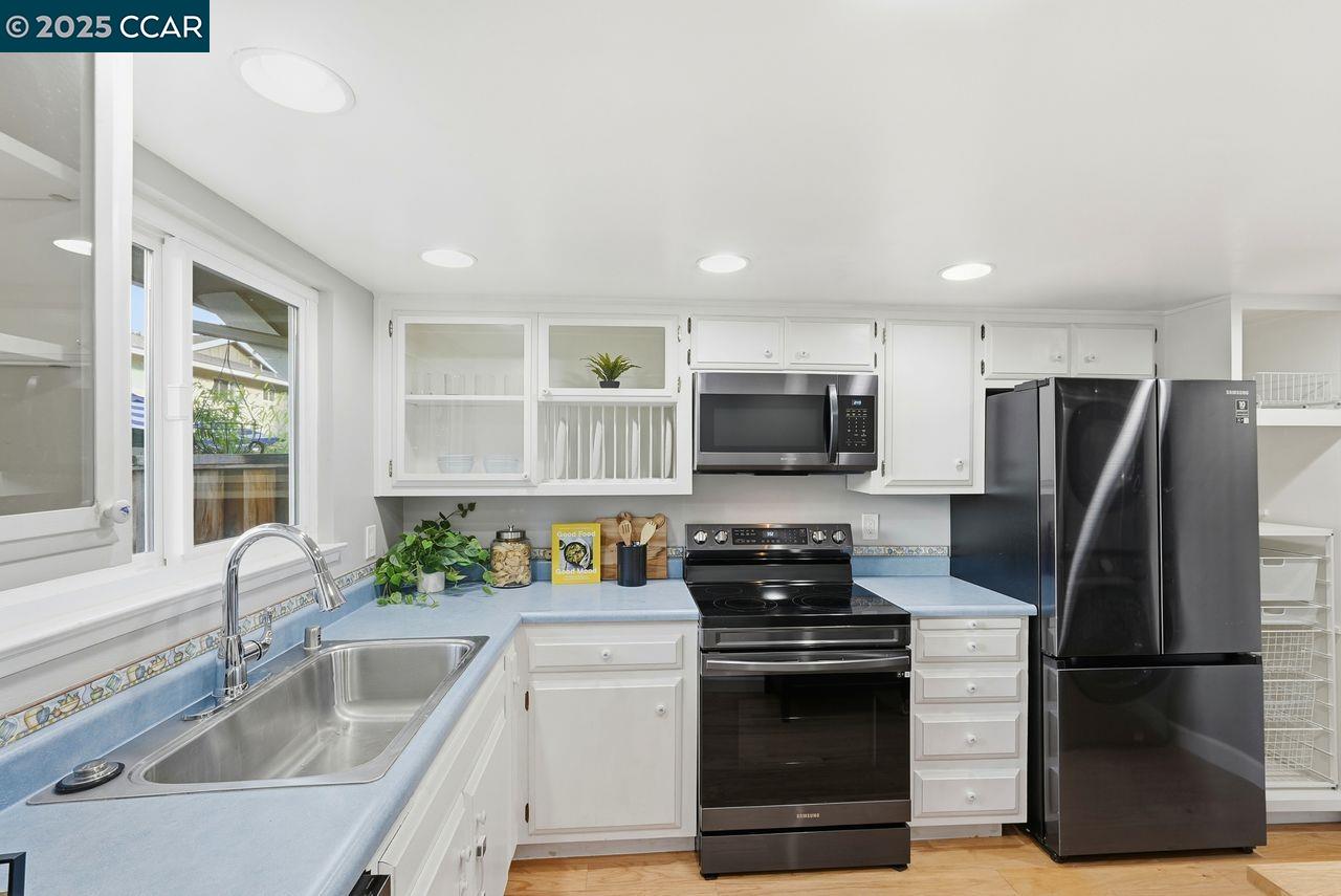 Detail Gallery Image 6 of 42 For 37 Miramonte Dr, Moraga,  CA 94556 - 2 Beds | 1/1 Baths