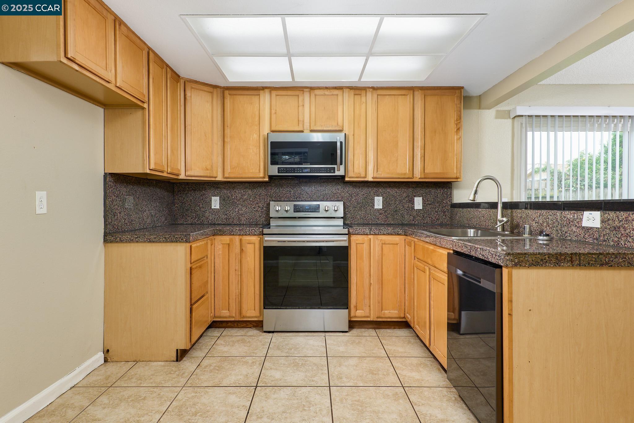 Detail Gallery Image 2 of 20 For 7827 Deer Meadow Dr, Sacramento,  CA 95823 - 3 Beds | 2 Baths
