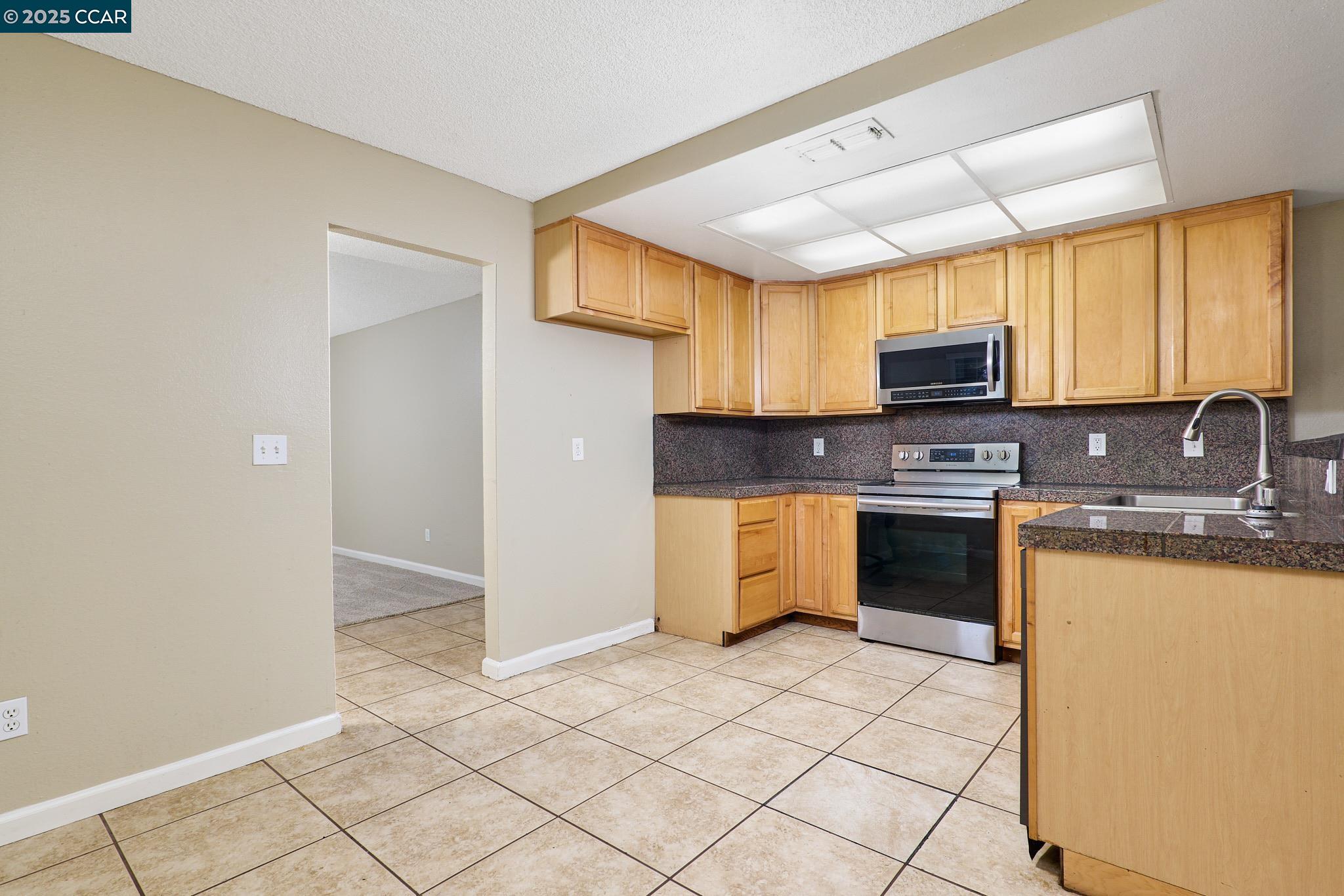 Detail Gallery Image 3 of 20 For 7827 Deer Meadow Dr, Sacramento,  CA 95823 - 3 Beds | 2 Baths