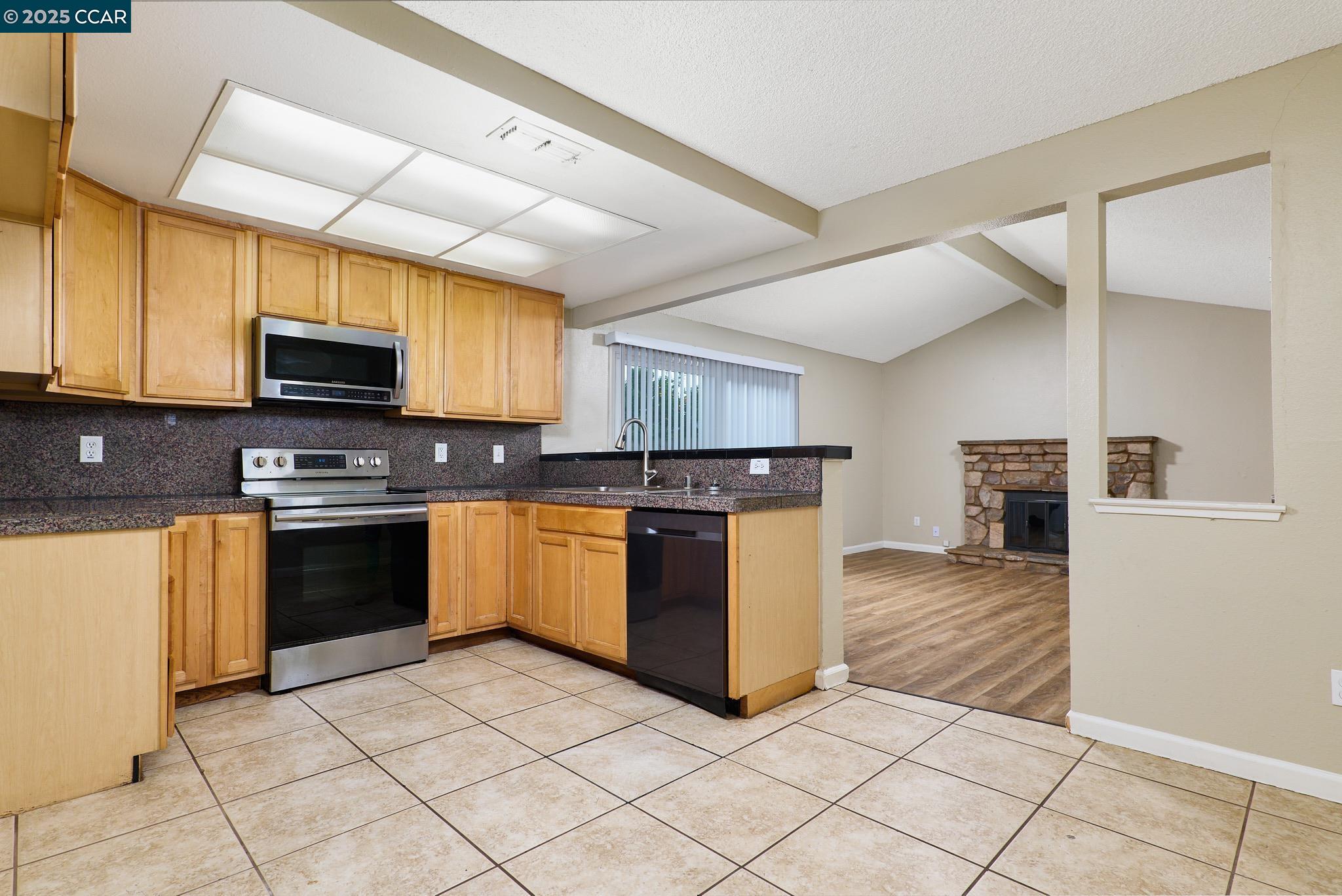 Detail Gallery Image 4 of 20 For 7827 Deer Meadow Dr, Sacramento,  CA 95823 - 3 Beds | 2 Baths