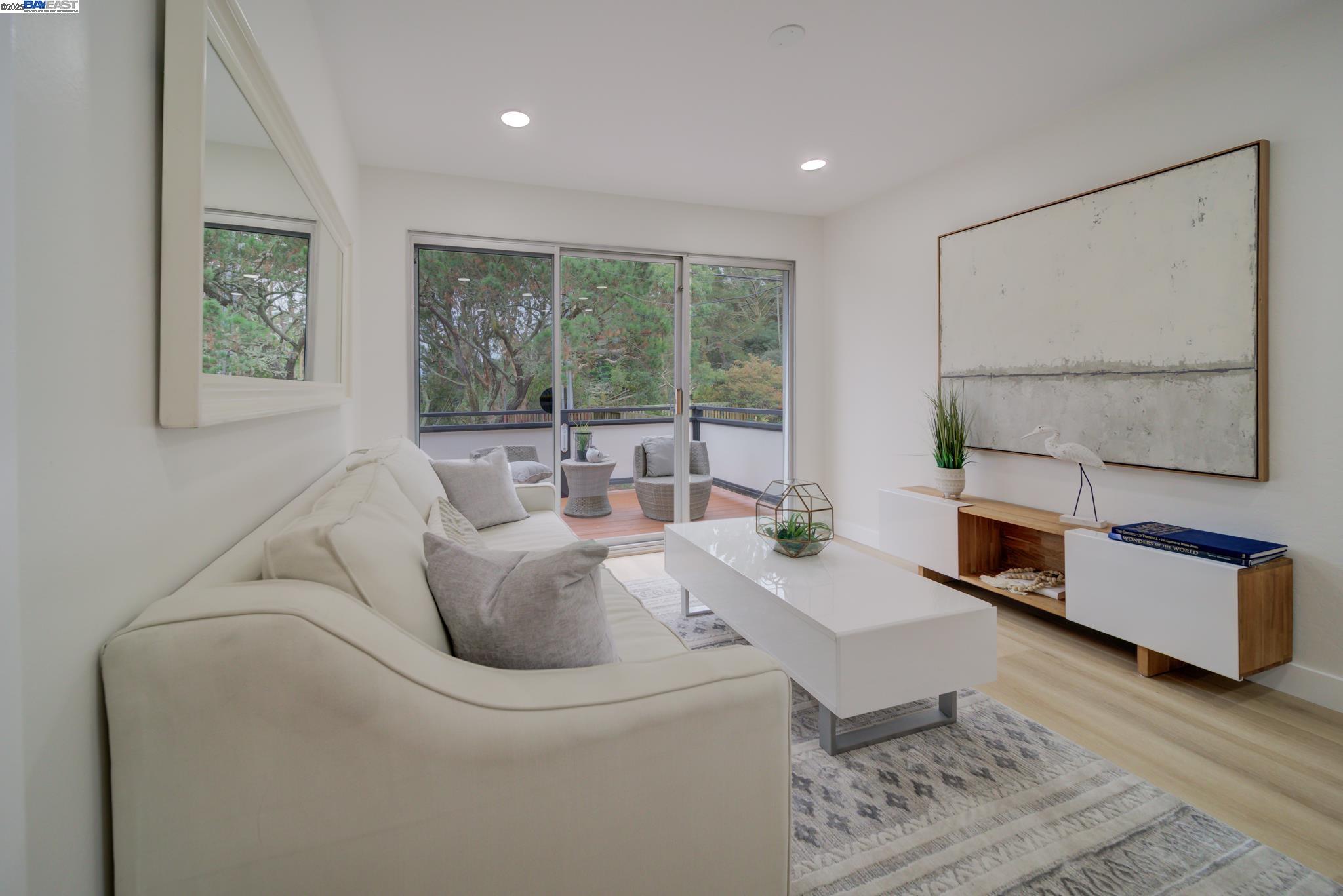 Detail Gallery Image 14 of 44 For 100 Alameda Place, San Bruno,  CA 94066-2534 - 4 Beds | 3 Baths