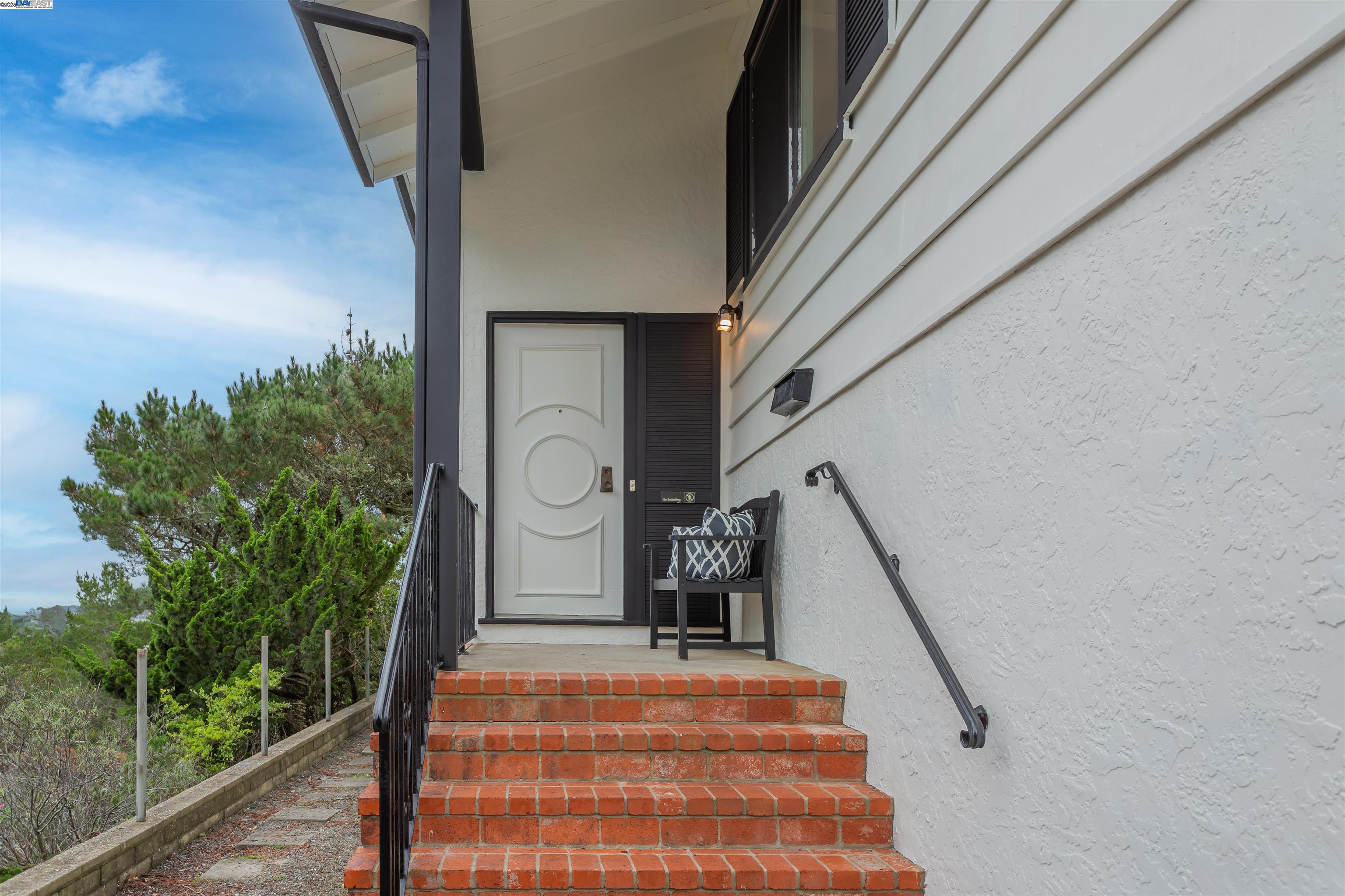 Detail Gallery Image 4 of 44 For 100 Alameda Place, San Bruno,  CA 94066-2534 - 4 Beds | 3 Baths