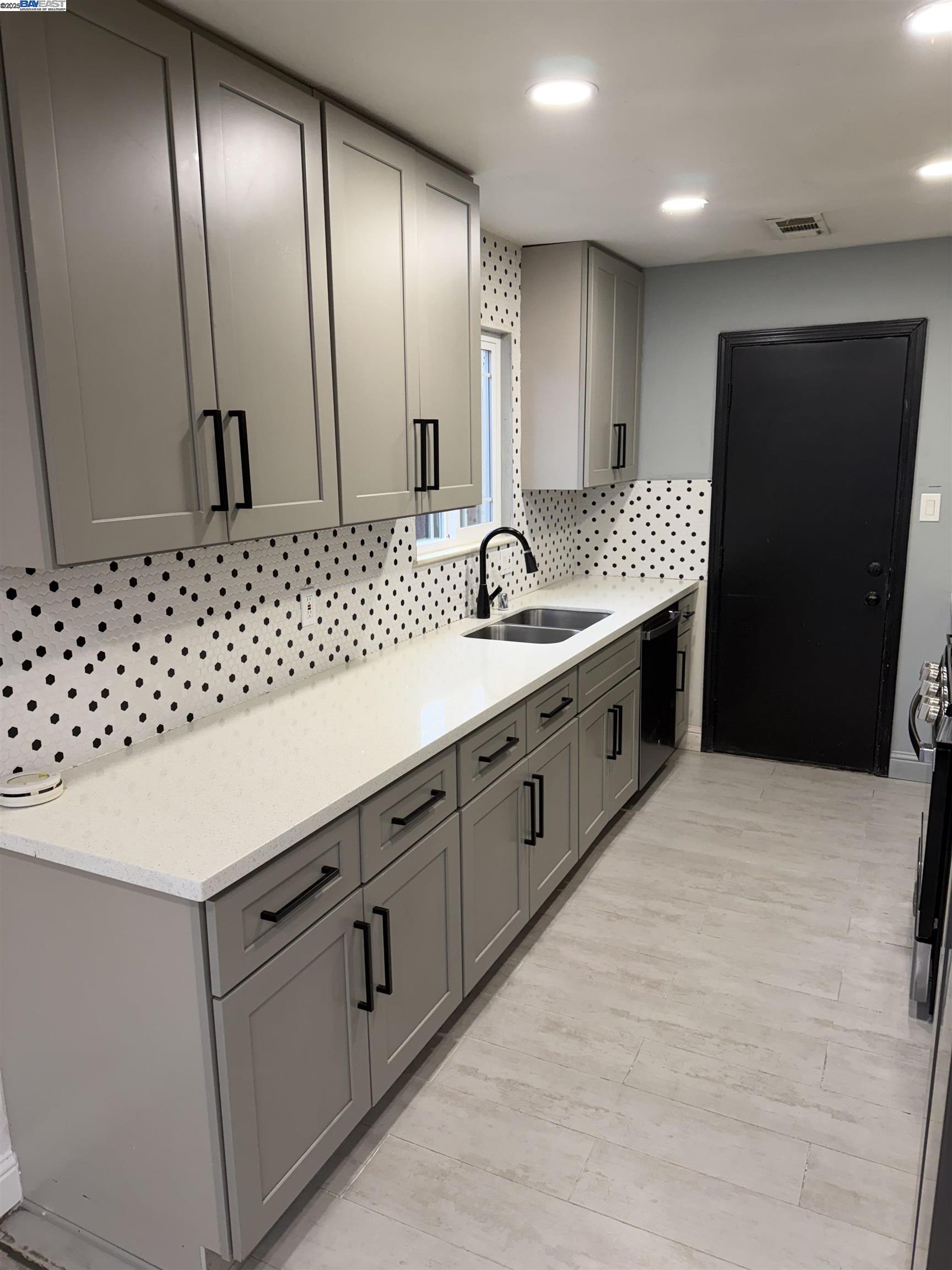 Detail Gallery Image 7 of 18 For 239 E 20th, Tracy,  CA 95376 - 3 Beds | 1/1 Baths