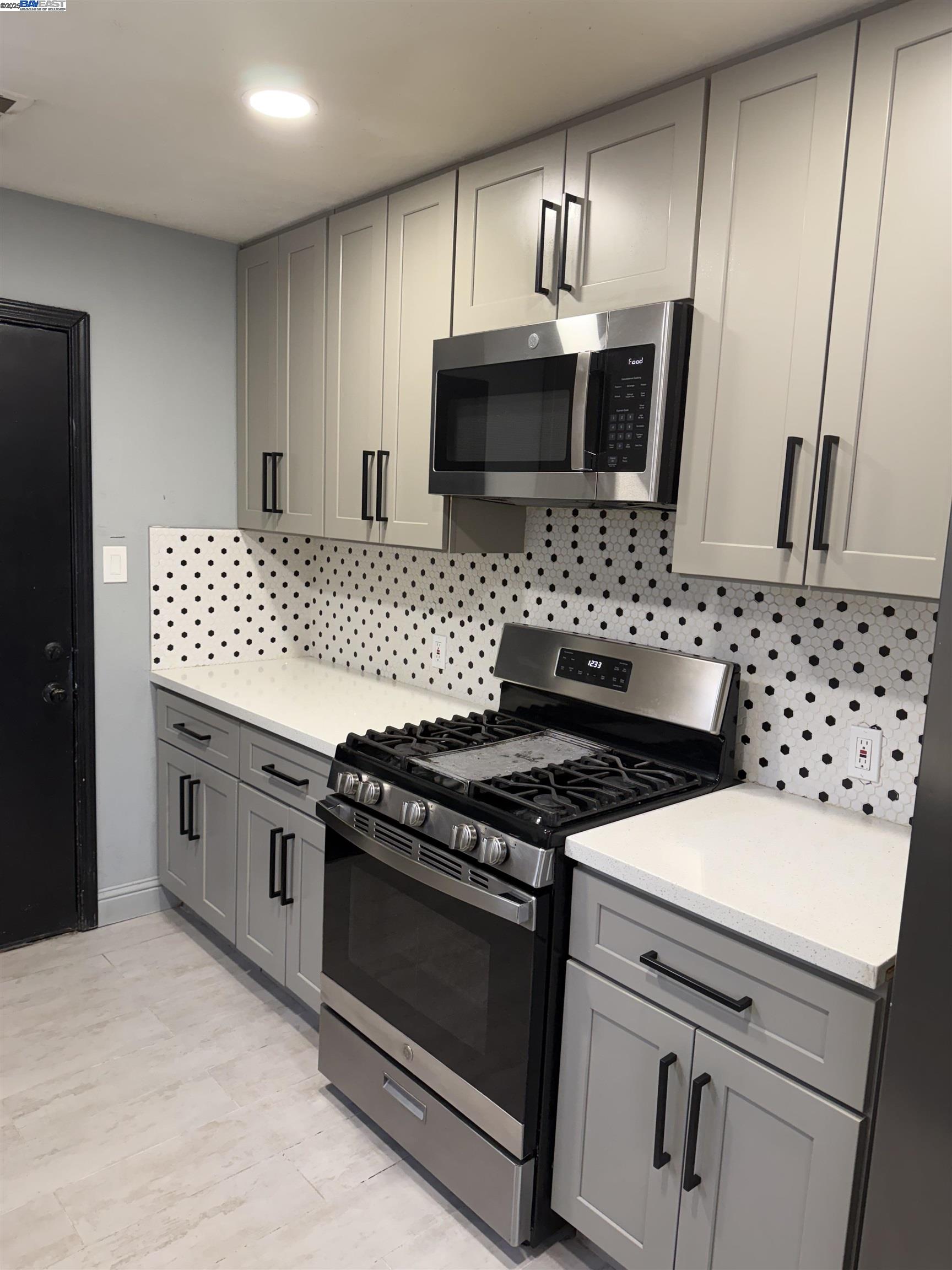 Detail Gallery Image 8 of 18 For 239 E 20th, Tracy,  CA 95376 - 3 Beds | 1/1 Baths