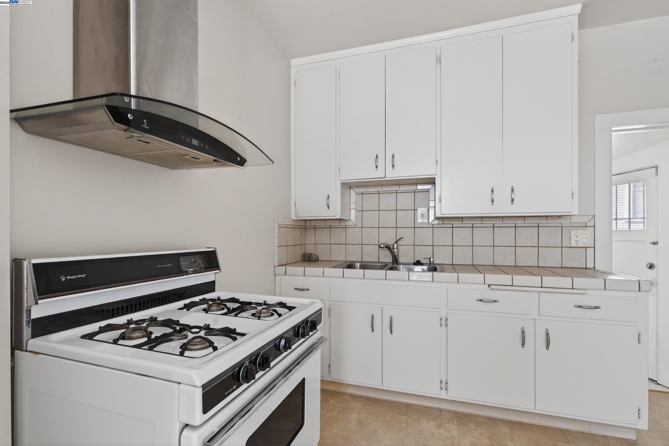 Detail Gallery Image 24 of 31 For 1011 E 11th St, Oakland,  CA 94606 - – Beds | – Baths