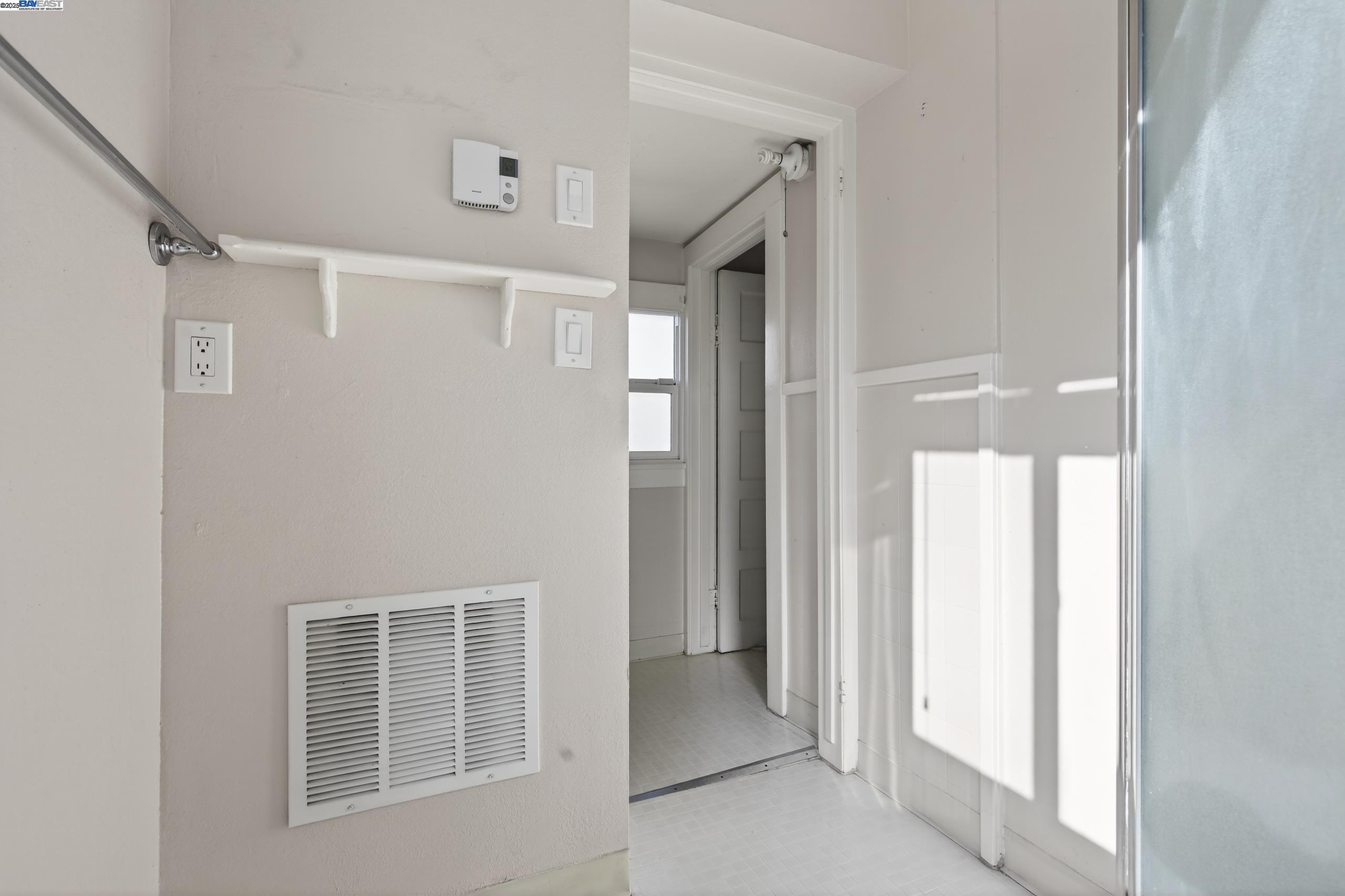 Detail Gallery Image 28 of 31 For 1011 E 11th St, Oakland,  CA 94606 - – Beds | – Baths