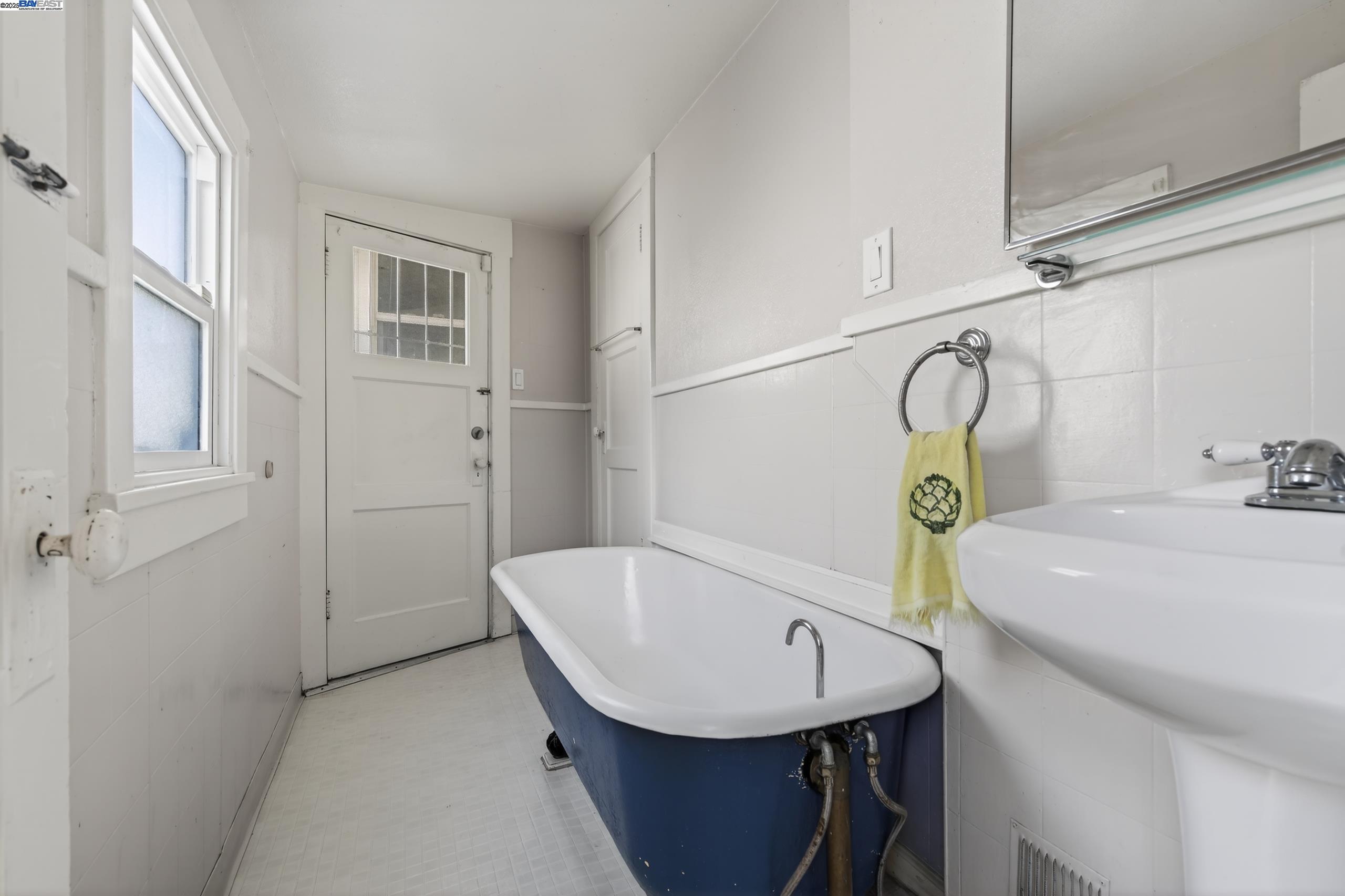 Detail Gallery Image 30 of 31 For 1011 E 11th St, Oakland,  CA 94606 - – Beds | – Baths