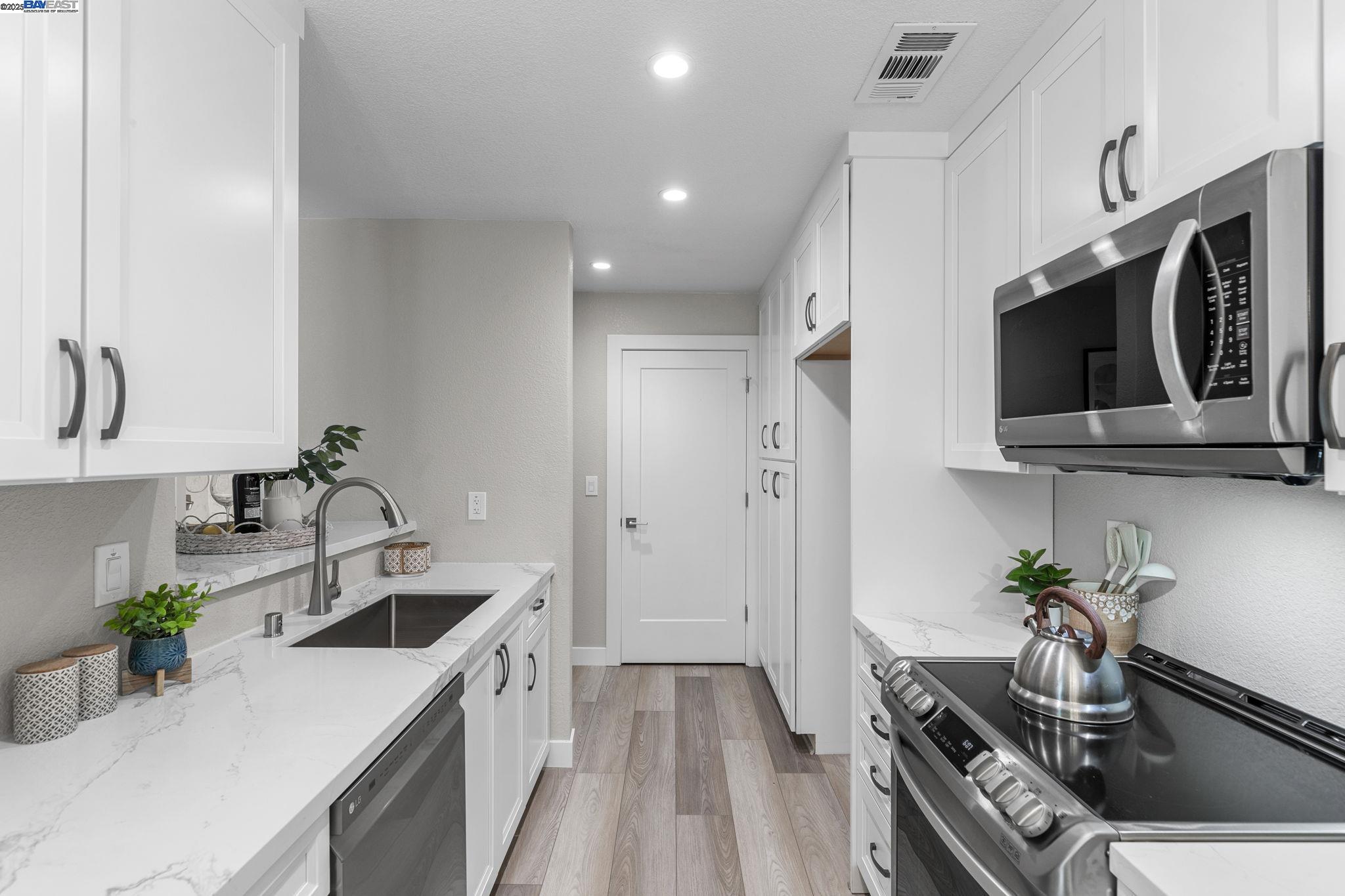 Detail Gallery Image 17 of 51 For 8170 Mountain View Dr #F,  Pleasanton,  CA 94588 - 1 Beds | 1 Baths