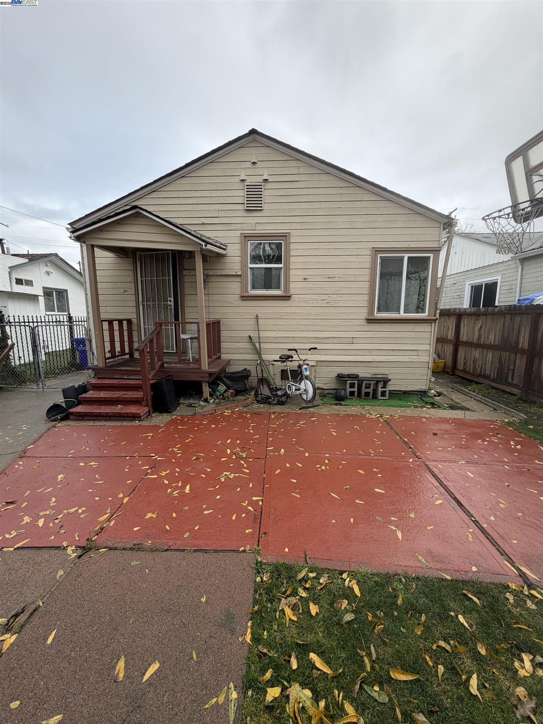 Detail Gallery Image 2 of 24 For 2014 100th  Ave, Oakland,  CA 94603 - 2 Beds | 1 Baths