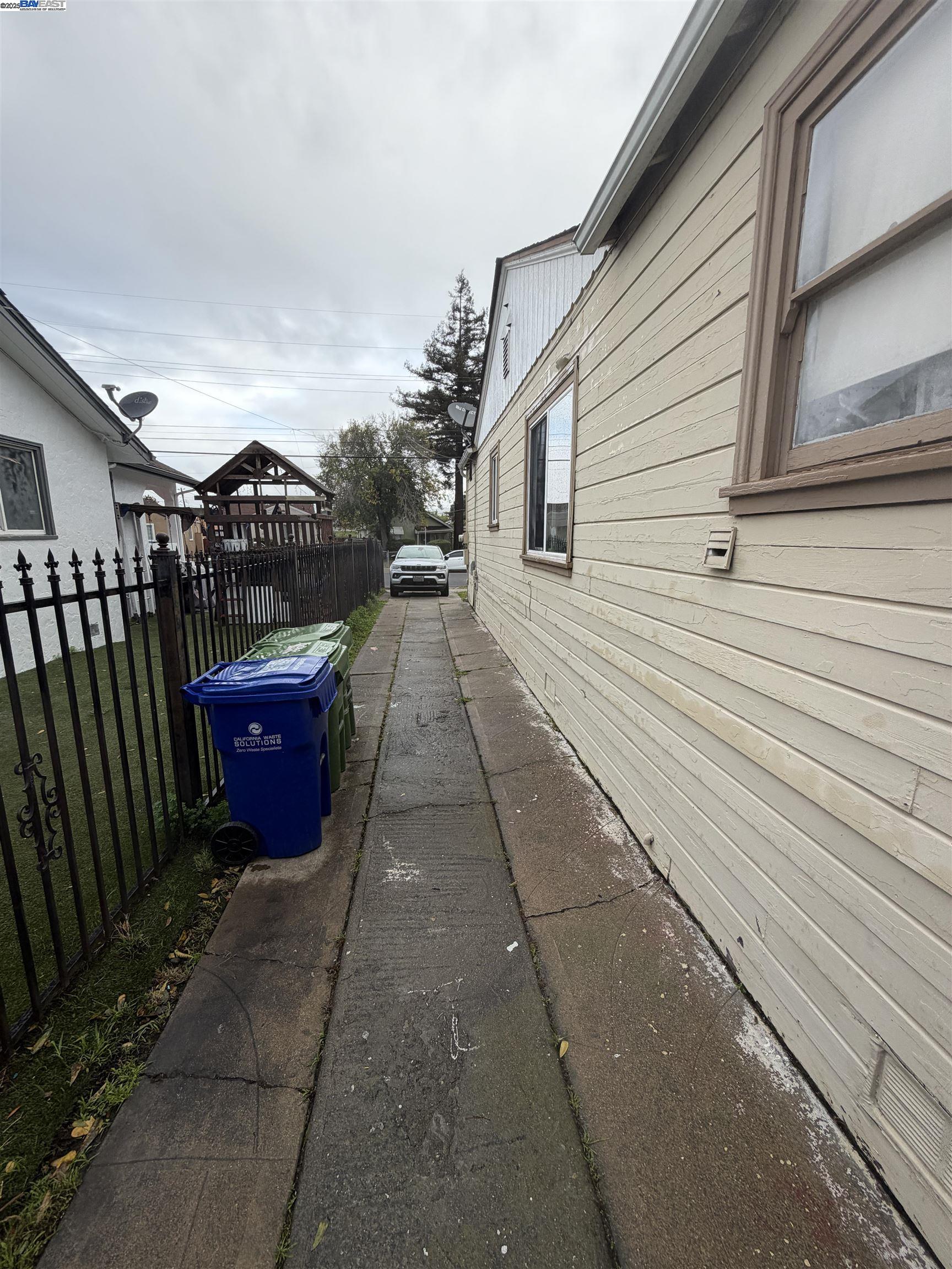 Detail Gallery Image 22 of 24 For 2014 100th  Ave, Oakland,  CA 94603 - 2 Beds | 1 Baths