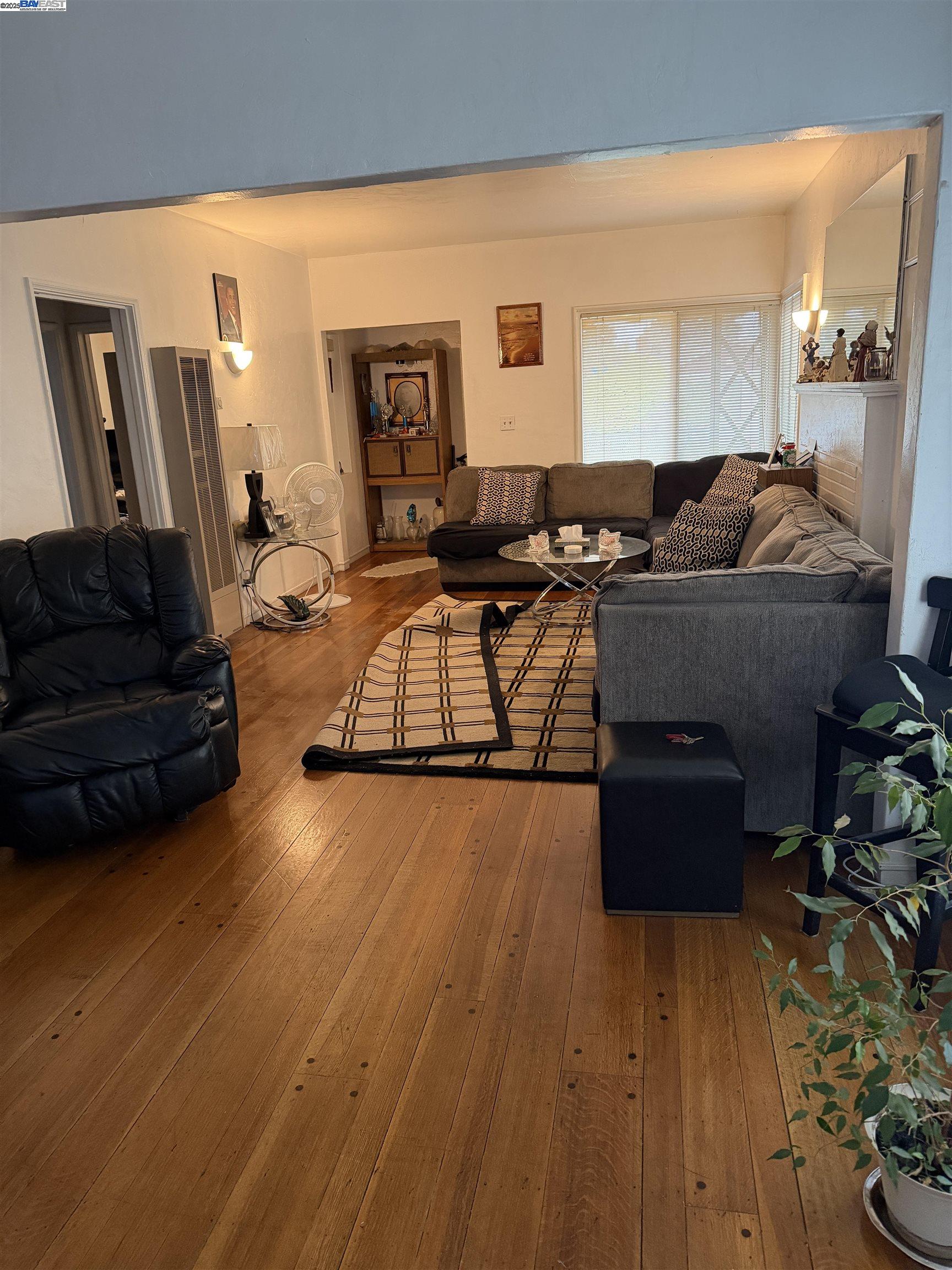 Detail Gallery Image 6 of 24 For 2014 100th  Ave, Oakland,  CA 94603 - 2 Beds | 1 Baths