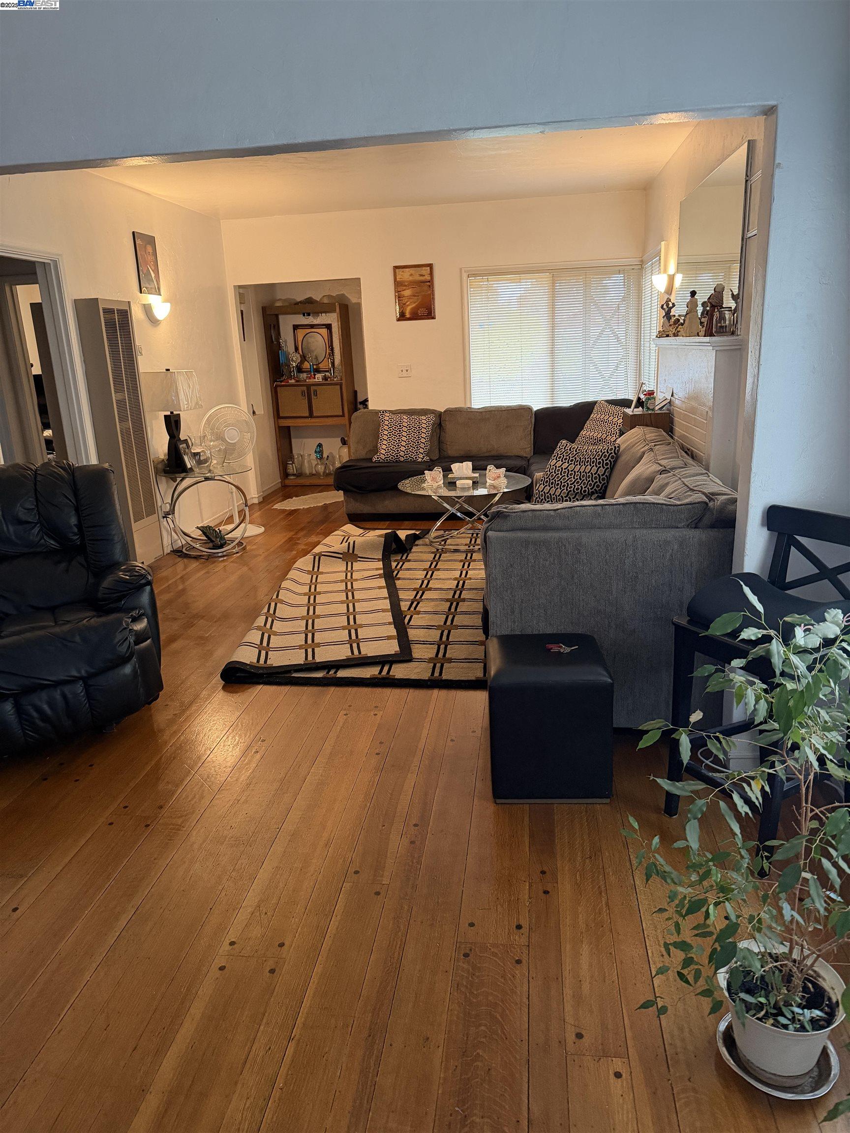 Detail Gallery Image 7 of 24 For 2014 100th  Ave, Oakland,  CA 94603 - 2 Beds | 1 Baths