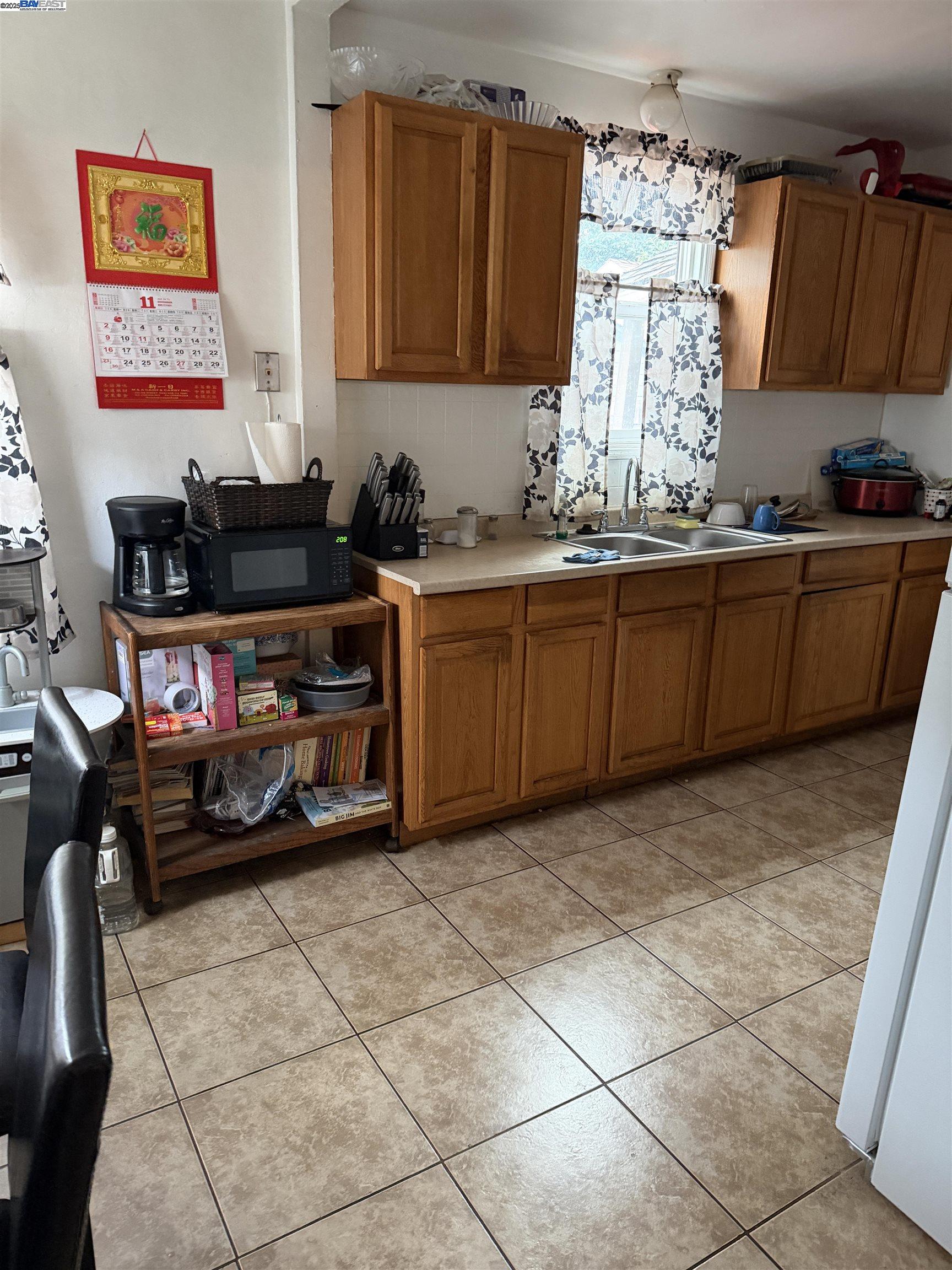 Detail Gallery Image 10 of 24 For 2014 100th  Ave, Oakland,  CA 94603 - 2 Beds | 1 Baths