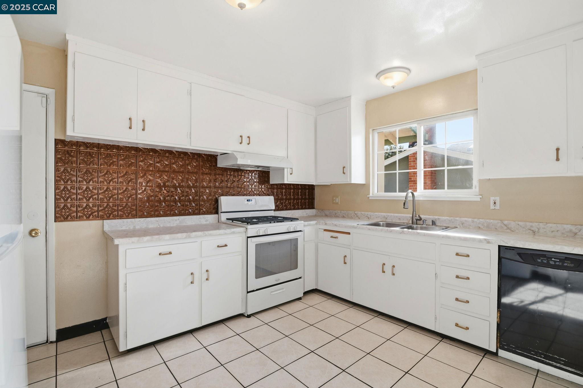 Detail Gallery Image 16 of 39 For 931 N Camino Alto Drive, Vallejo,  CA 94589 - 3 Beds | 2 Baths