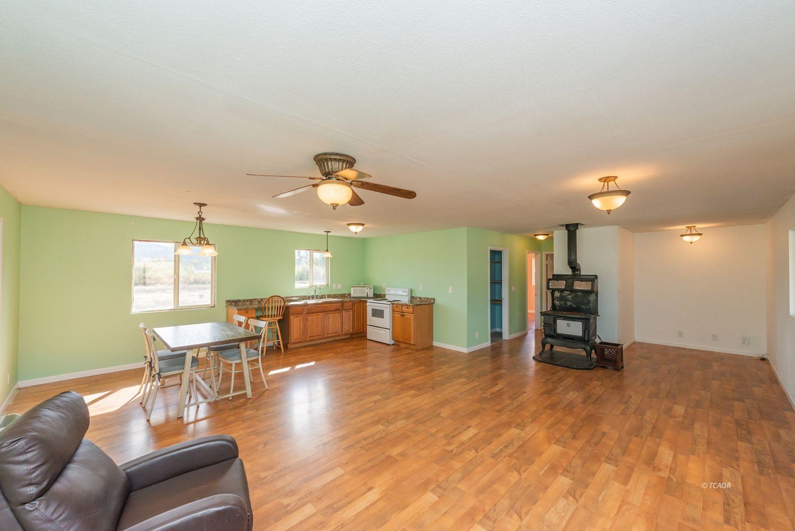 Detail Gallery Image 4 of 42 For 1095 Hyampom Rd, Hayfork,  CA 96041 - 2 Beds | 1 Baths