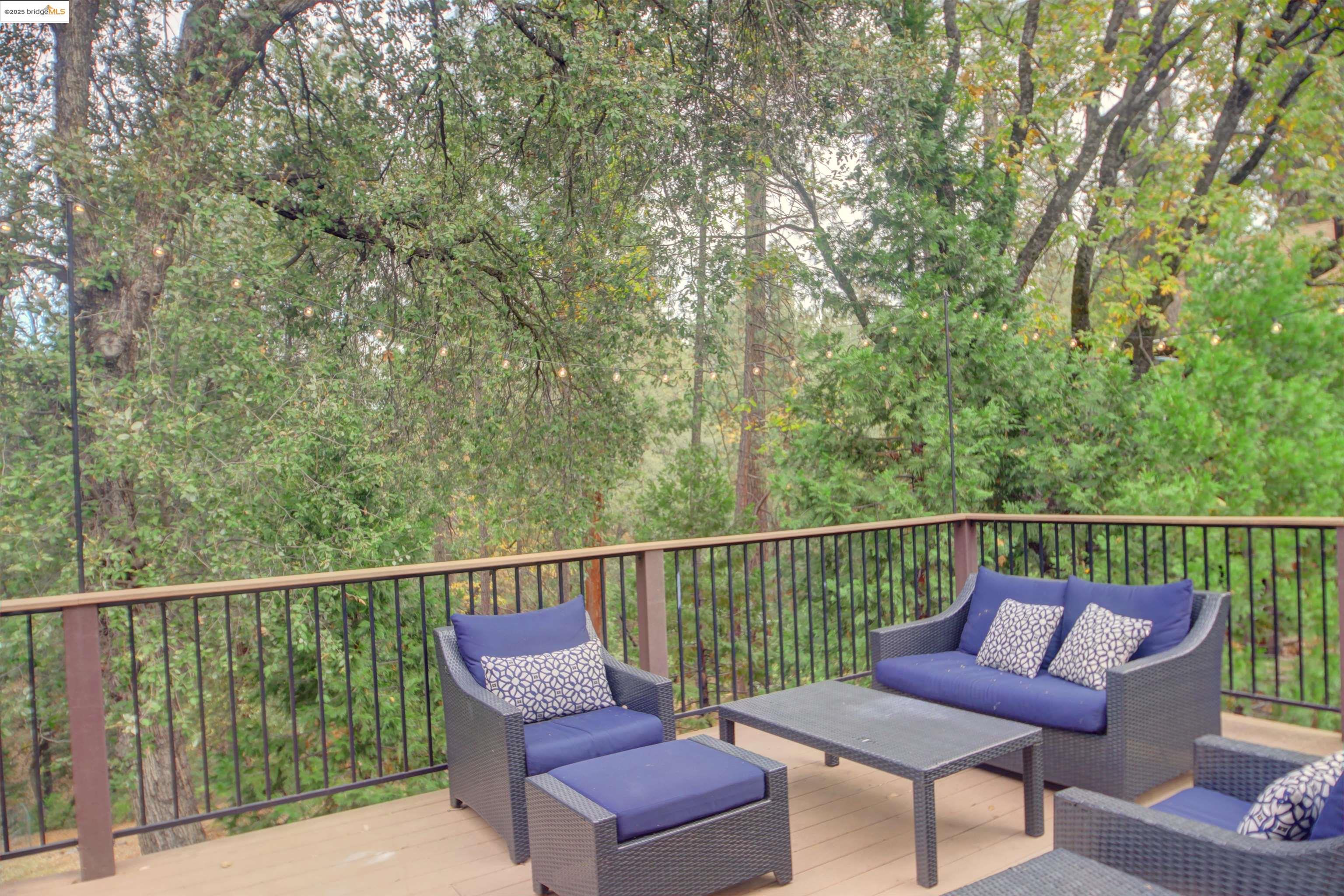 Detail Gallery Image 3 of 39 For 11979 Myer Ct, Groveland,  CA 95321 - 3 Beds | 2 Baths