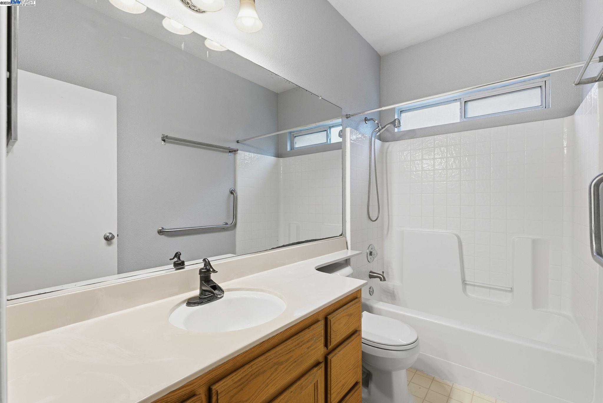 Detail Gallery Image 15 of 36 For 2337 Woodhill Dr, Pittsburg,  CA 94565 - 5 Beds | 3 Baths