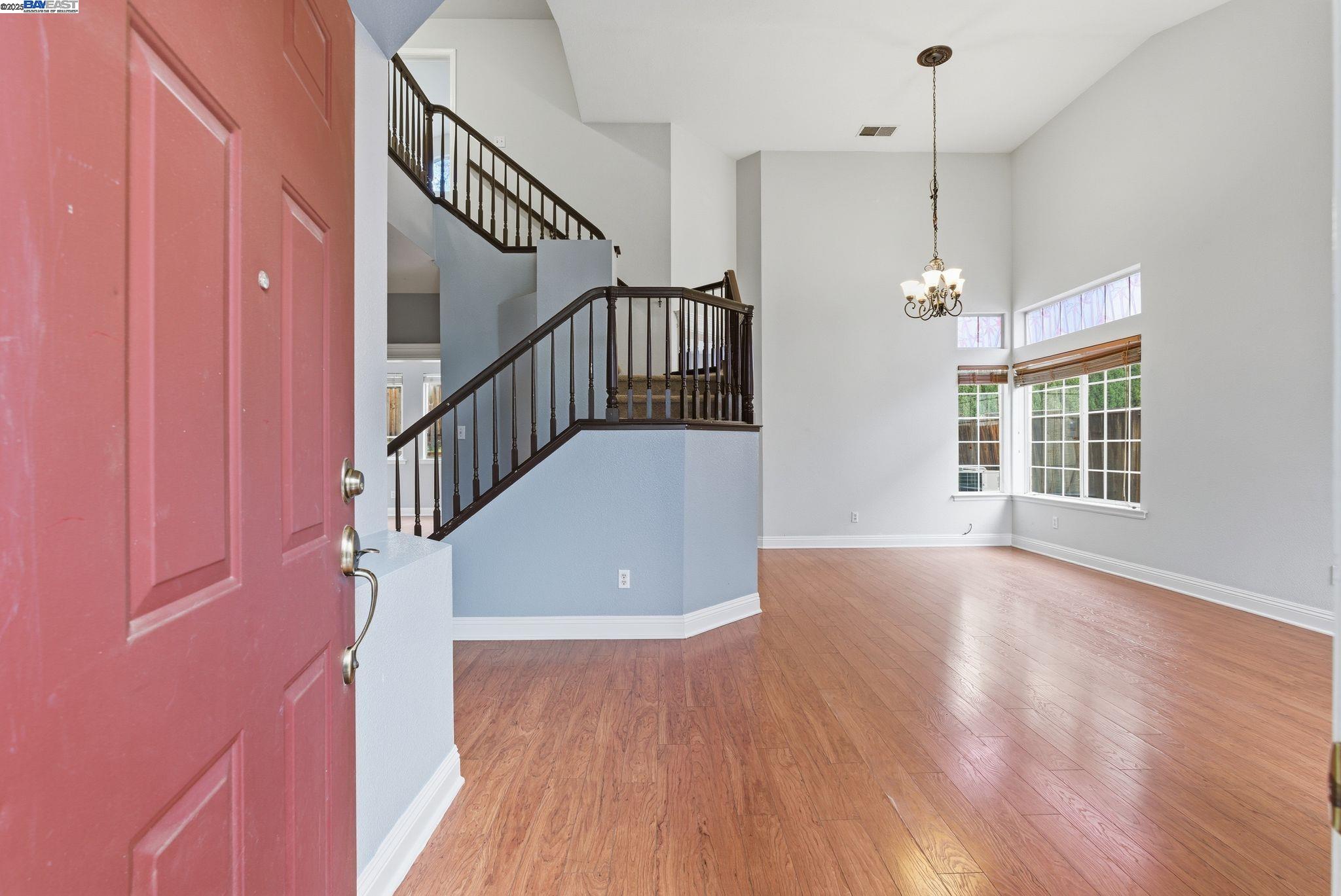 Detail Gallery Image 4 of 36 For 2337 Woodhill Dr, Pittsburg,  CA 94565 - 5 Beds | 3 Baths