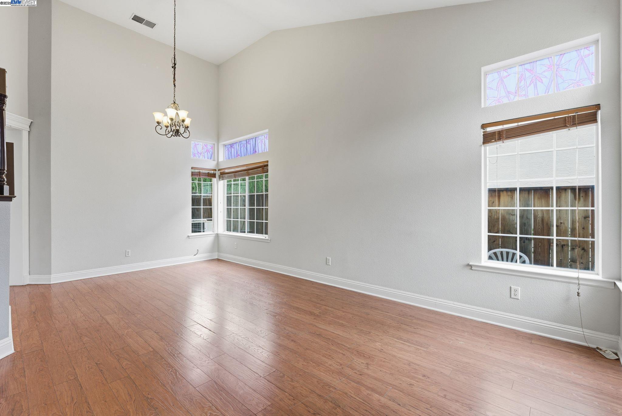 Detail Gallery Image 5 of 36 For 2337 Woodhill Dr, Pittsburg,  CA 94565 - 5 Beds | 3 Baths