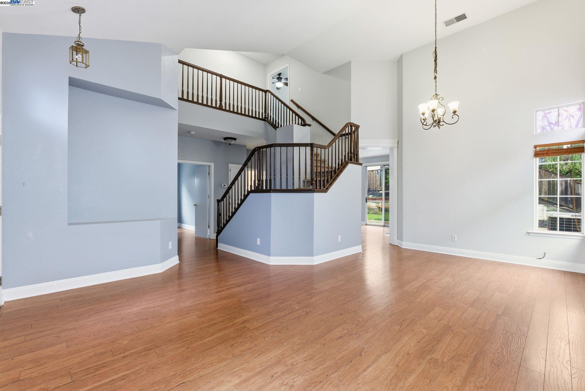 Detail Gallery Image 6 of 36 For 2337 Woodhill Dr, Pittsburg,  CA 94565 - 5 Beds | 3 Baths