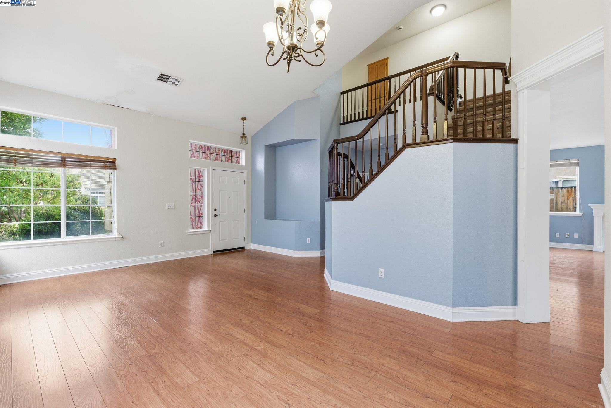 Detail Gallery Image 7 of 36 For 2337 Woodhill Dr, Pittsburg,  CA 94565 - 5 Beds | 3 Baths