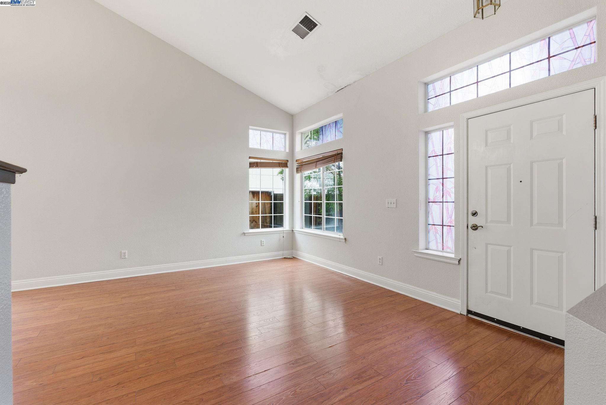 Detail Gallery Image 9 of 36 For 2337 Woodhill Dr, Pittsburg,  CA 94565 - 5 Beds | 3 Baths