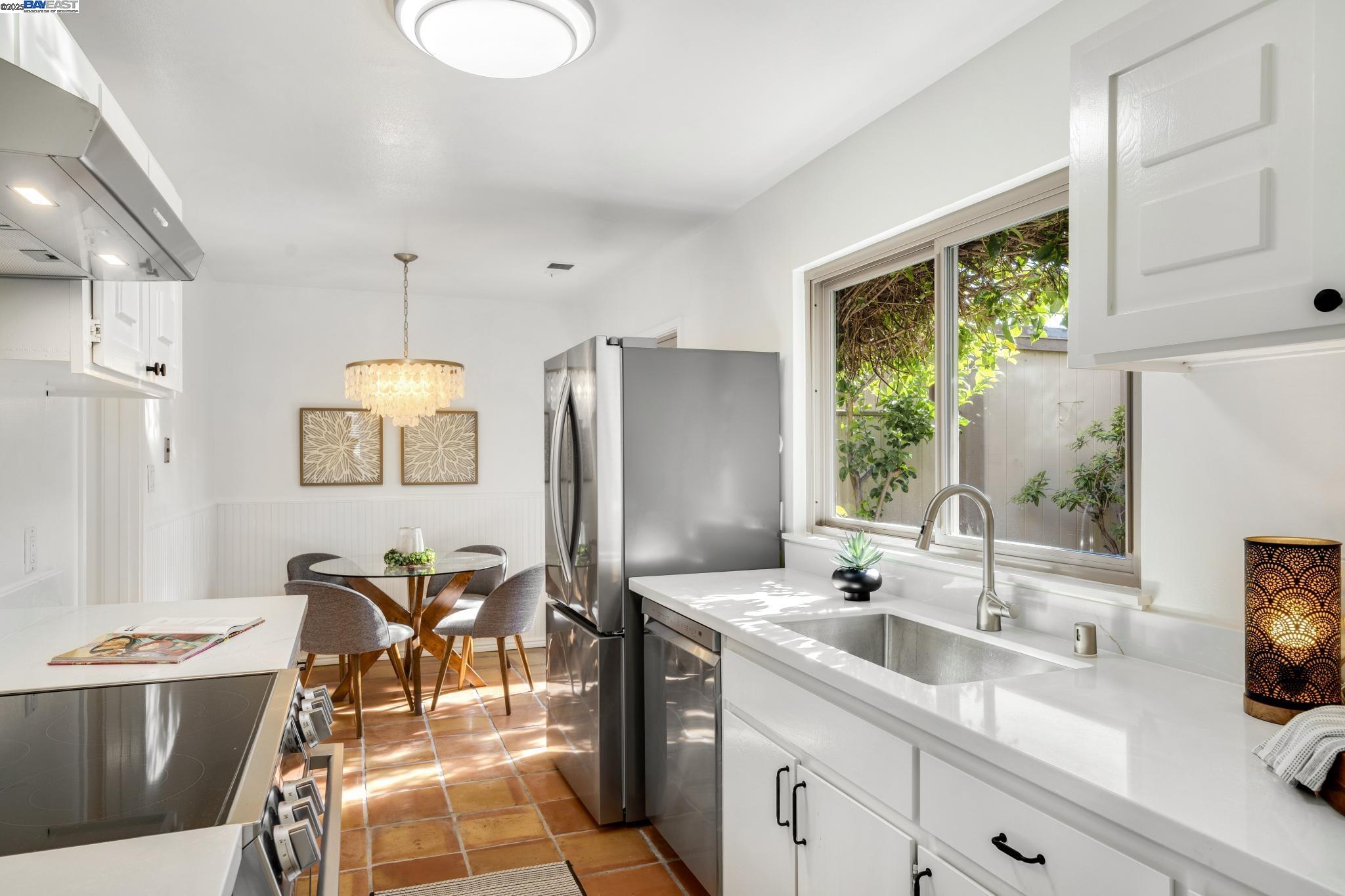 Detail Gallery Image 12 of 37 For 3201 Fiji Lane, Alameda,  CA 94502 - 2 Beds | 2 Baths