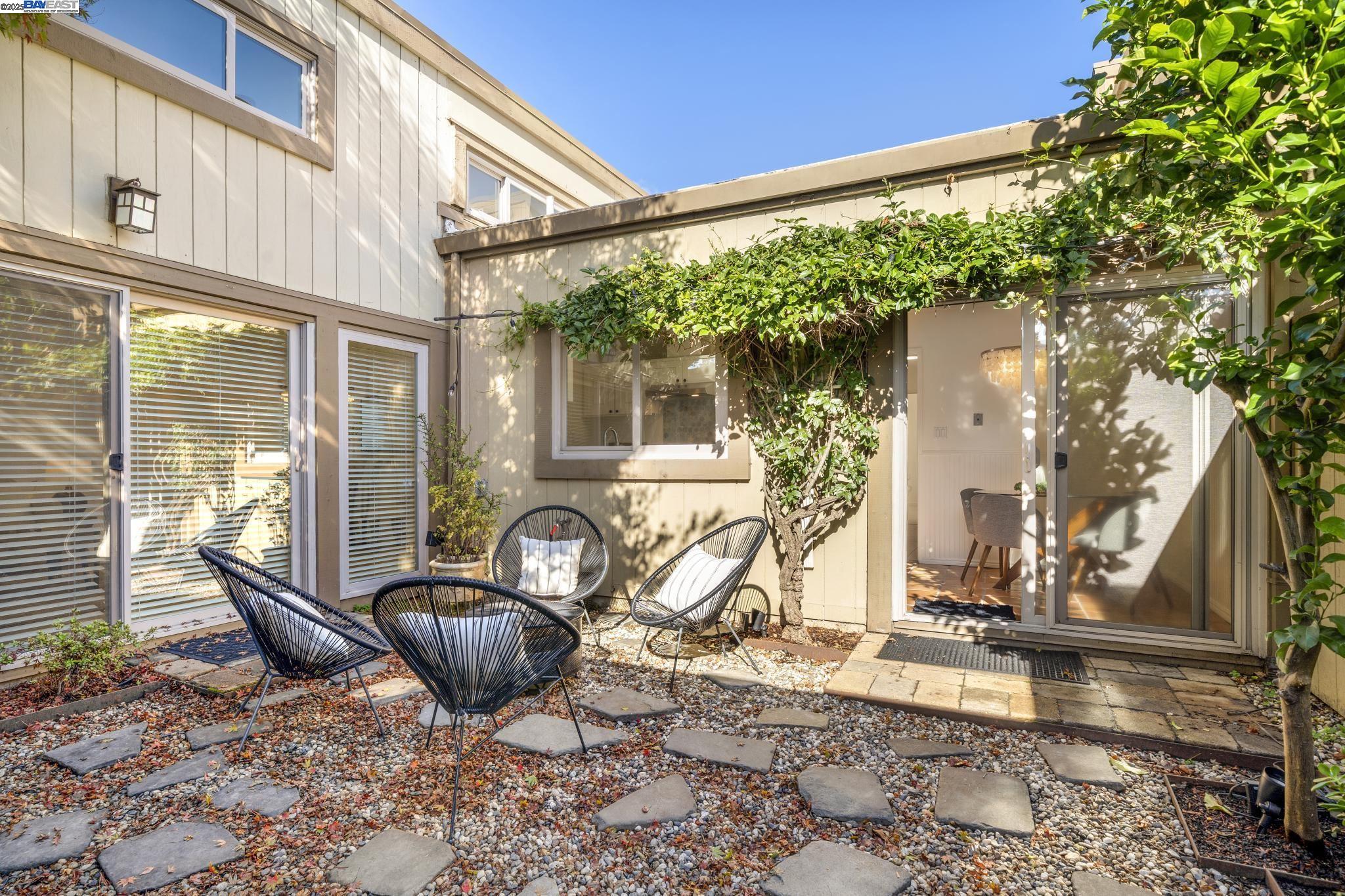 Detail Gallery Image 17 of 37 For 3201 Fiji Lane, Alameda,  CA 94502 - 2 Beds | 2 Baths