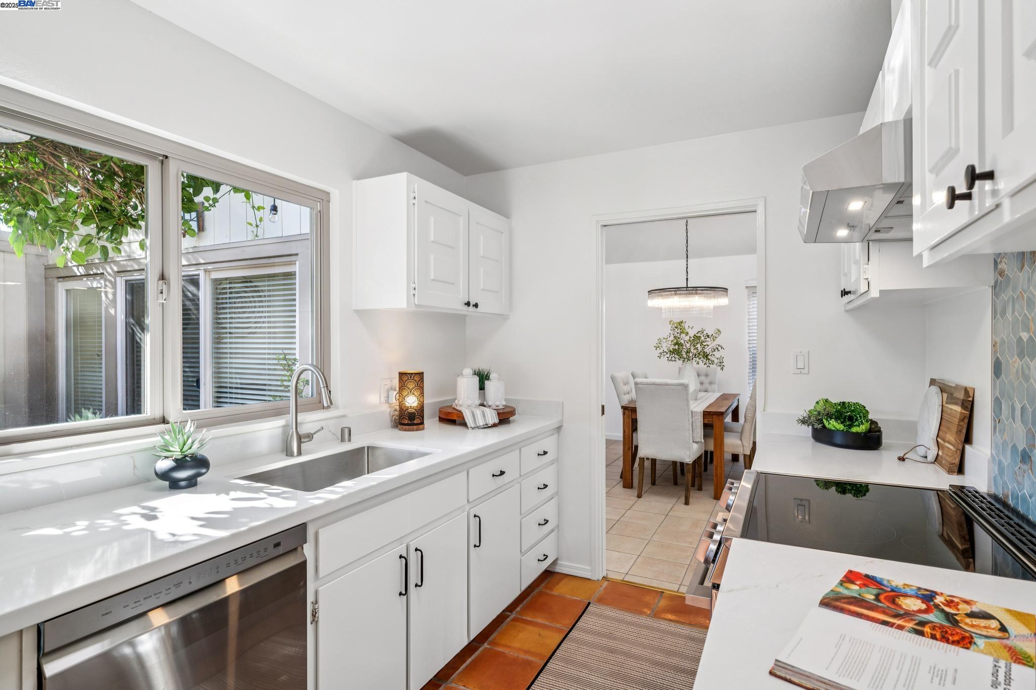 Detail Gallery Image 18 of 37 For 3201 Fiji Lane, Alameda,  CA 94502 - 2 Beds | 2 Baths