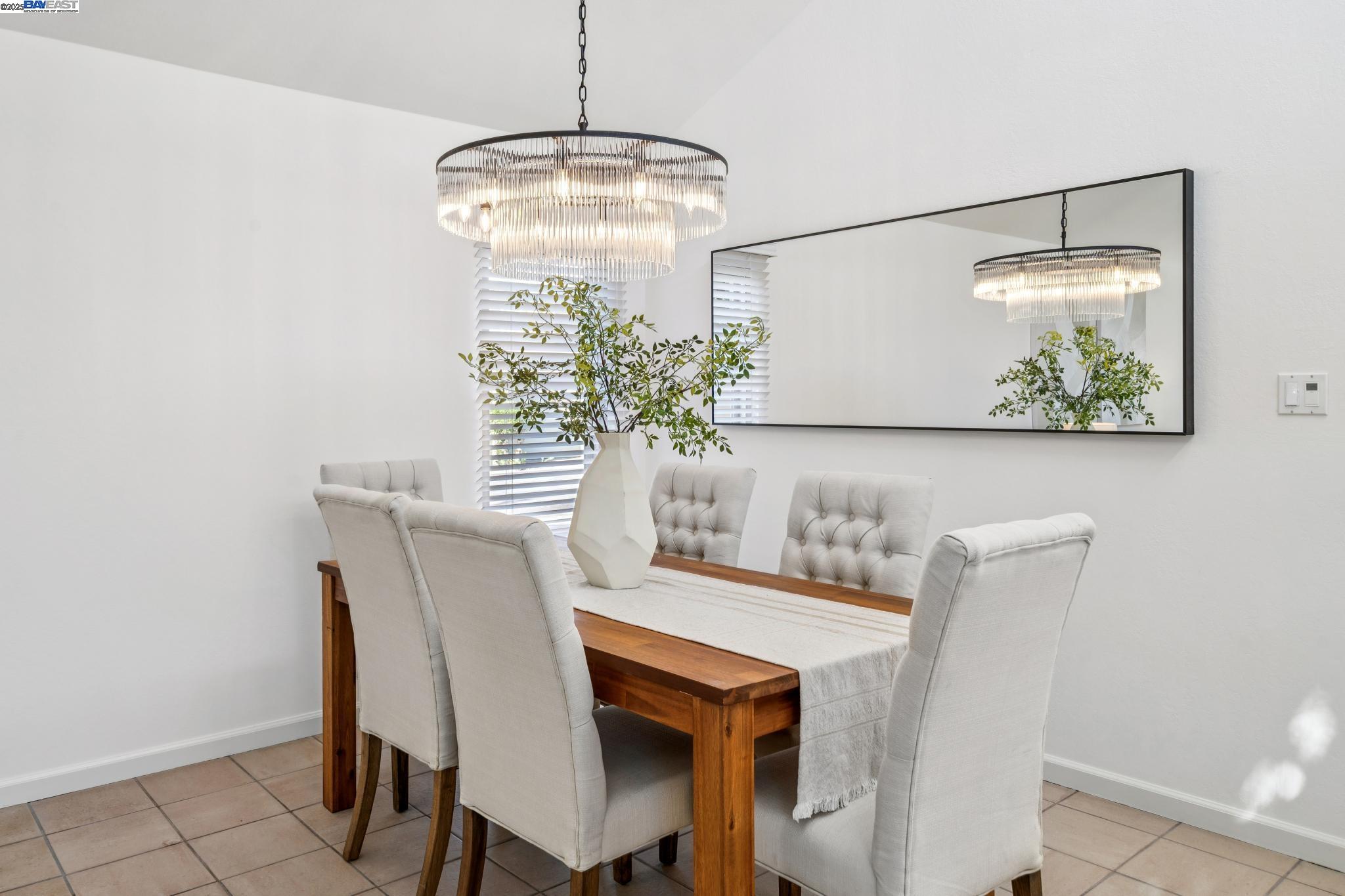 Detail Gallery Image 4 of 37 For 3201 Fiji Lane, Alameda,  CA 94502 - 2 Beds | 2 Baths