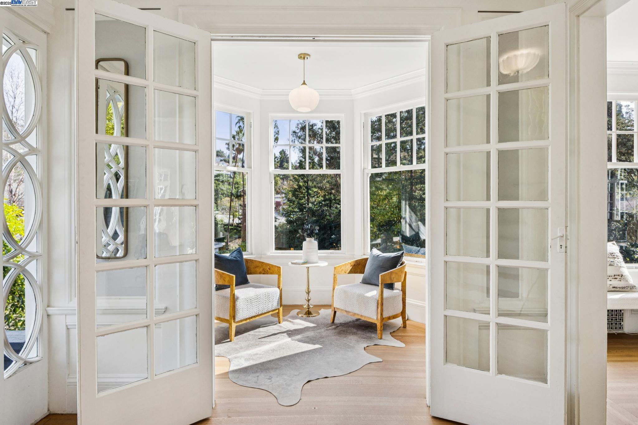 Detail Gallery Image 11 of 59 For 5811 Romany, Oakland,  CA 94618 - 4 Beds | 2/1 Baths