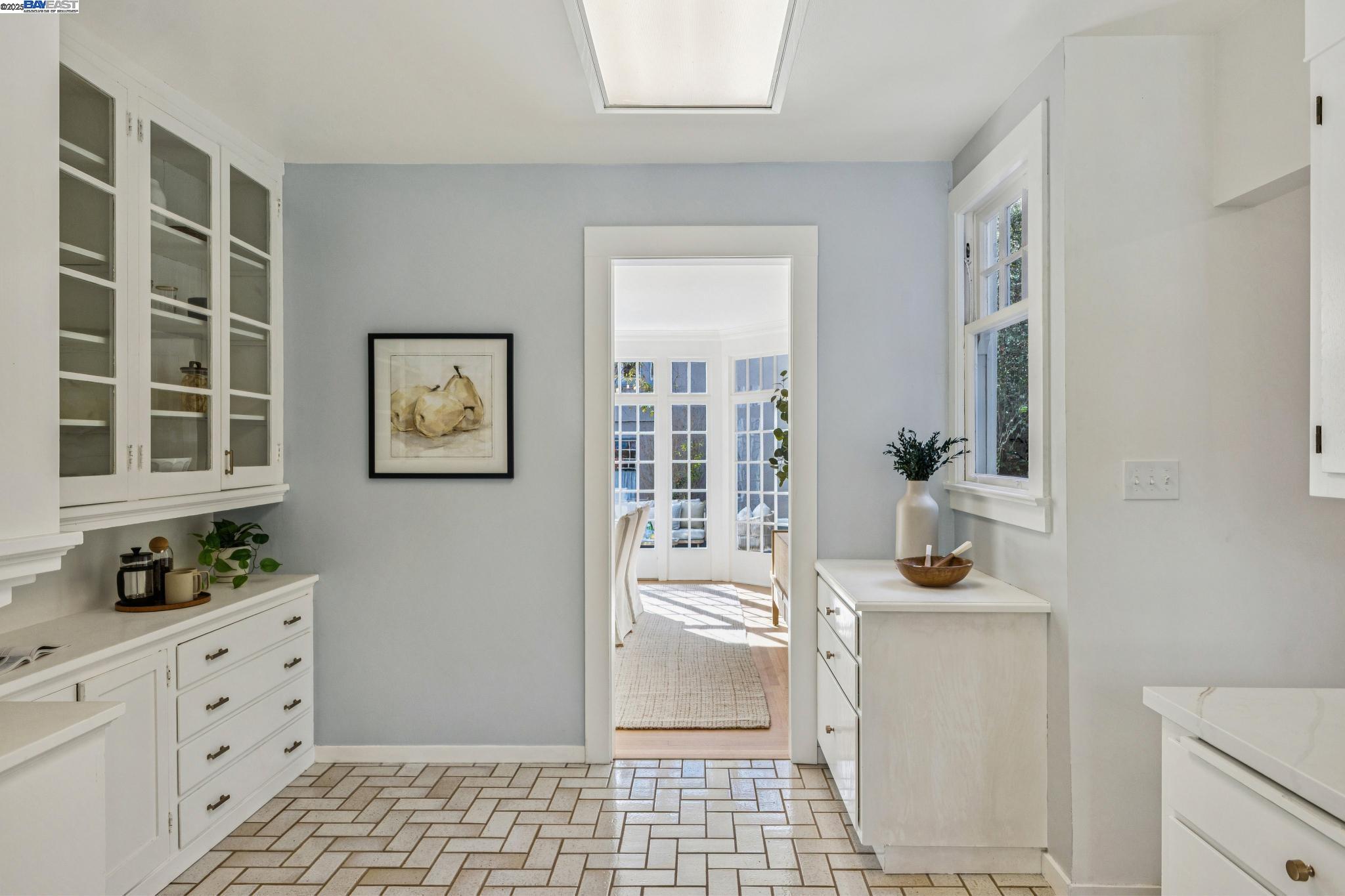 Detail Gallery Image 25 of 59 For 5811 Romany, Oakland,  CA 94618 - 4 Beds | 2/1 Baths