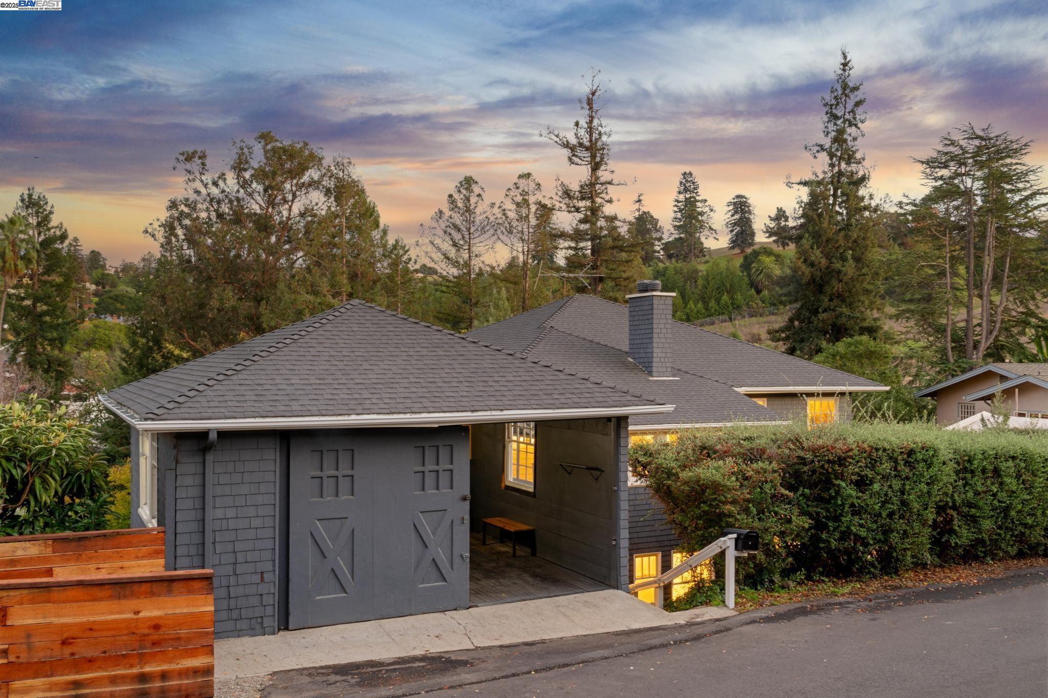 Detail Gallery Image 4 of 59 For 5811 Romany, Oakland,  CA 94618 - 4 Beds | 2/1 Baths