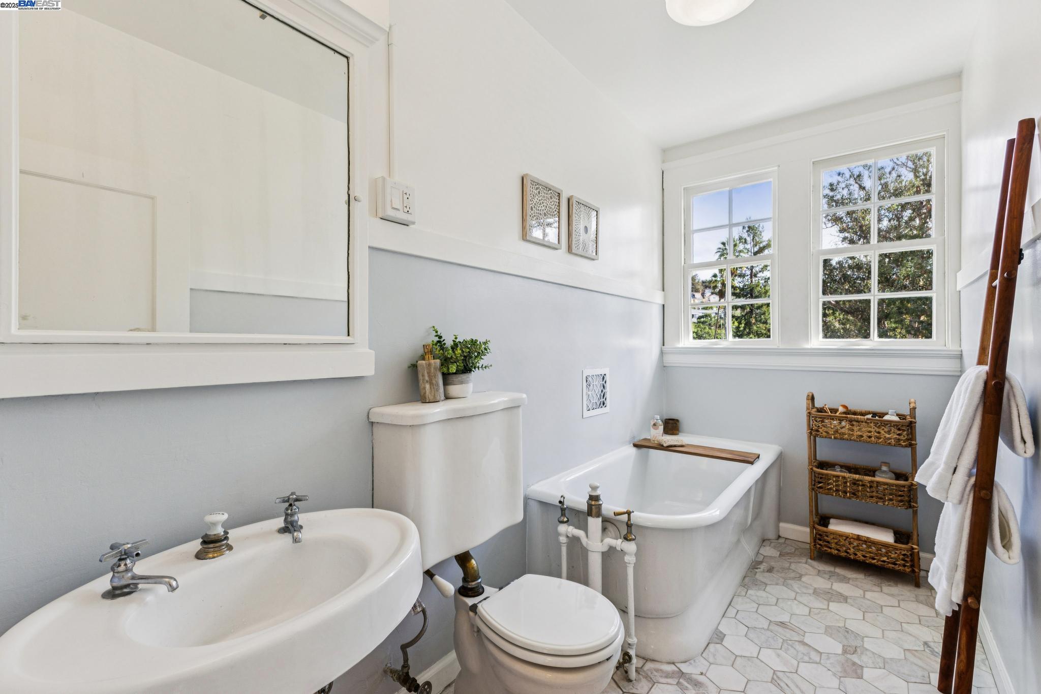 Detail Gallery Image 37 of 59 For 5811 Romany, Oakland,  CA 94618 - 4 Beds | 2/1 Baths