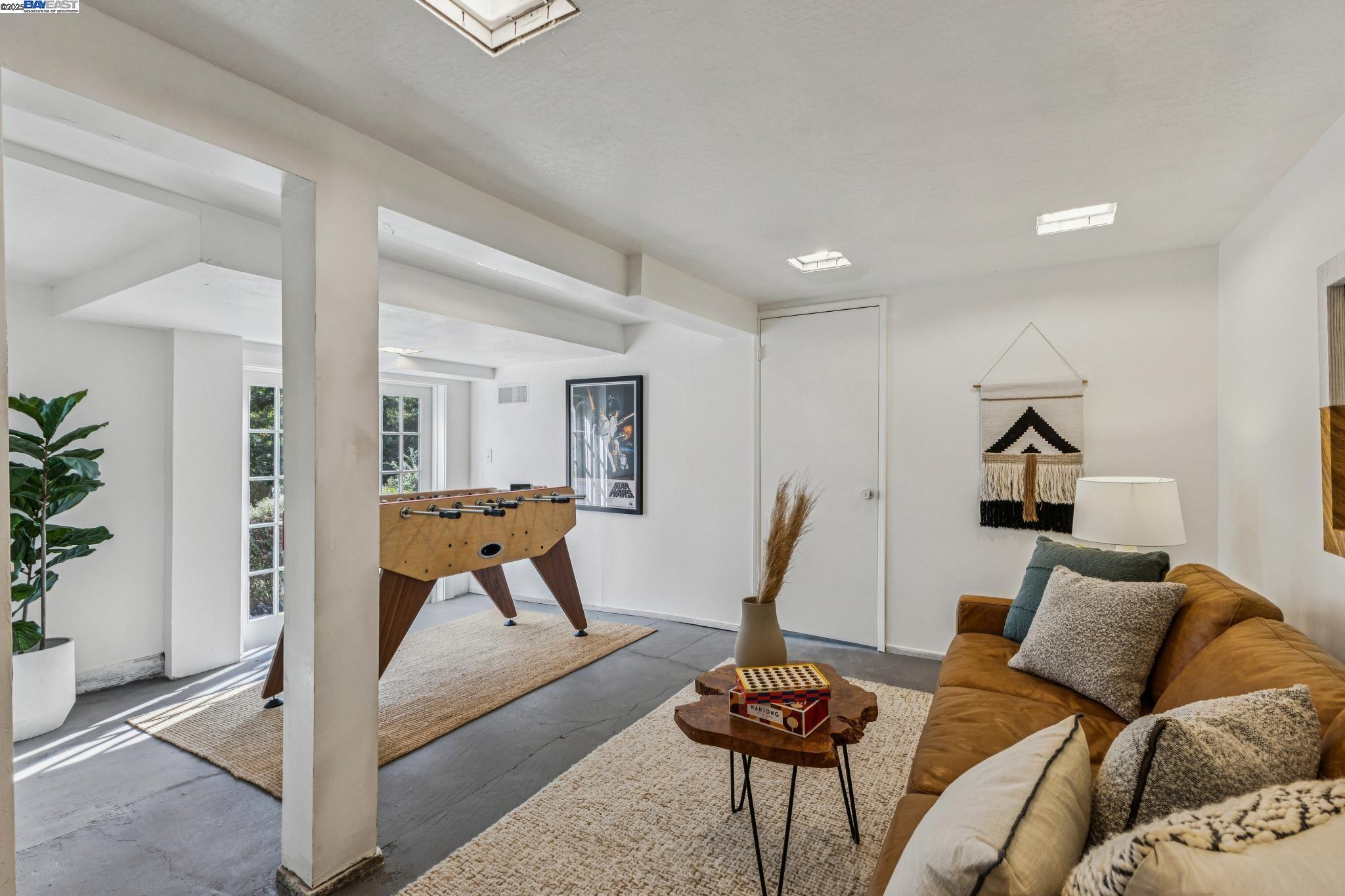 Detail Gallery Image 50 of 59 For 5811 Romany, Oakland,  CA 94618 - 4 Beds | 2/1 Baths