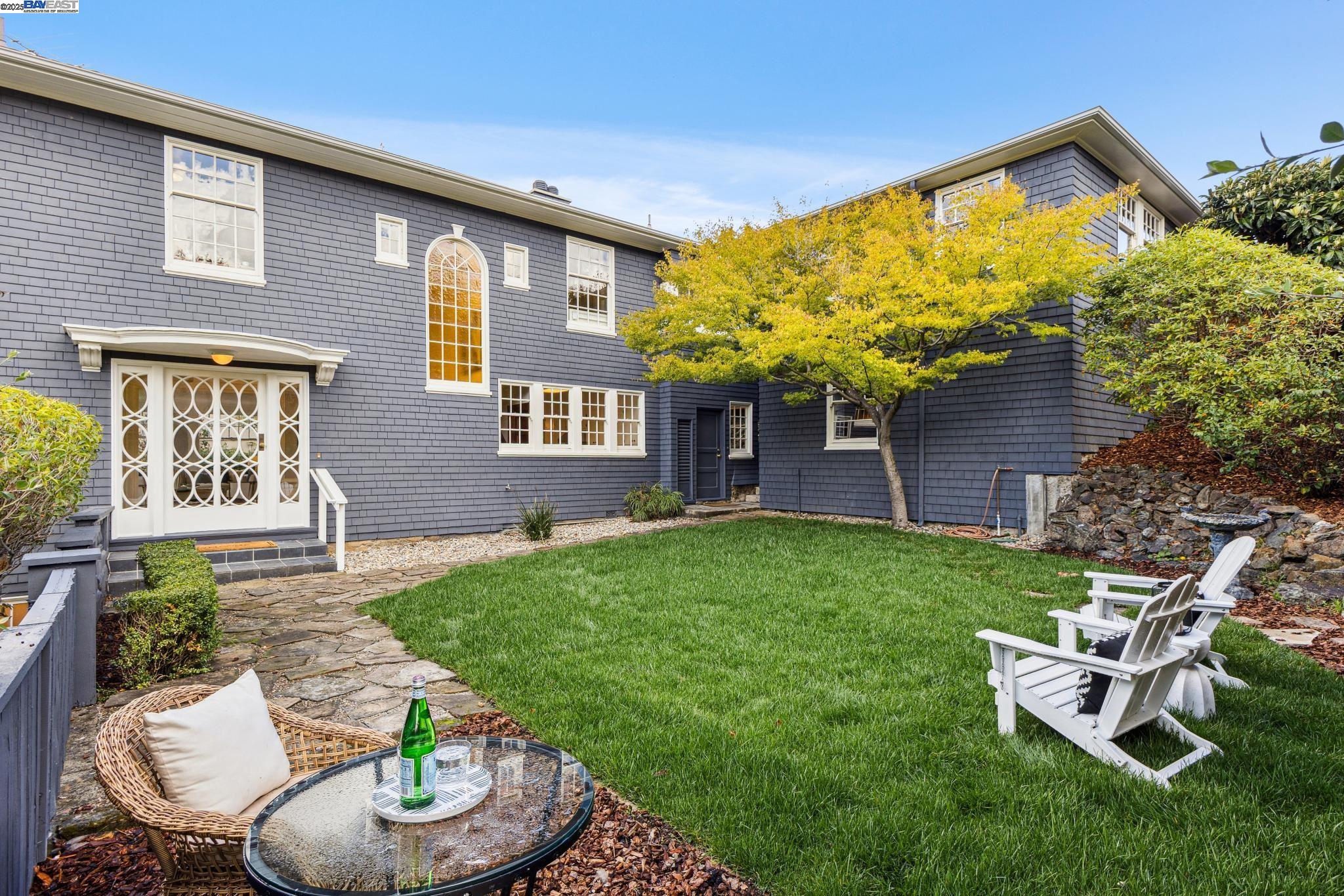 Detail Gallery Image 6 of 59 For 5811 Romany, Oakland,  CA 94618 - 4 Beds | 2/1 Baths