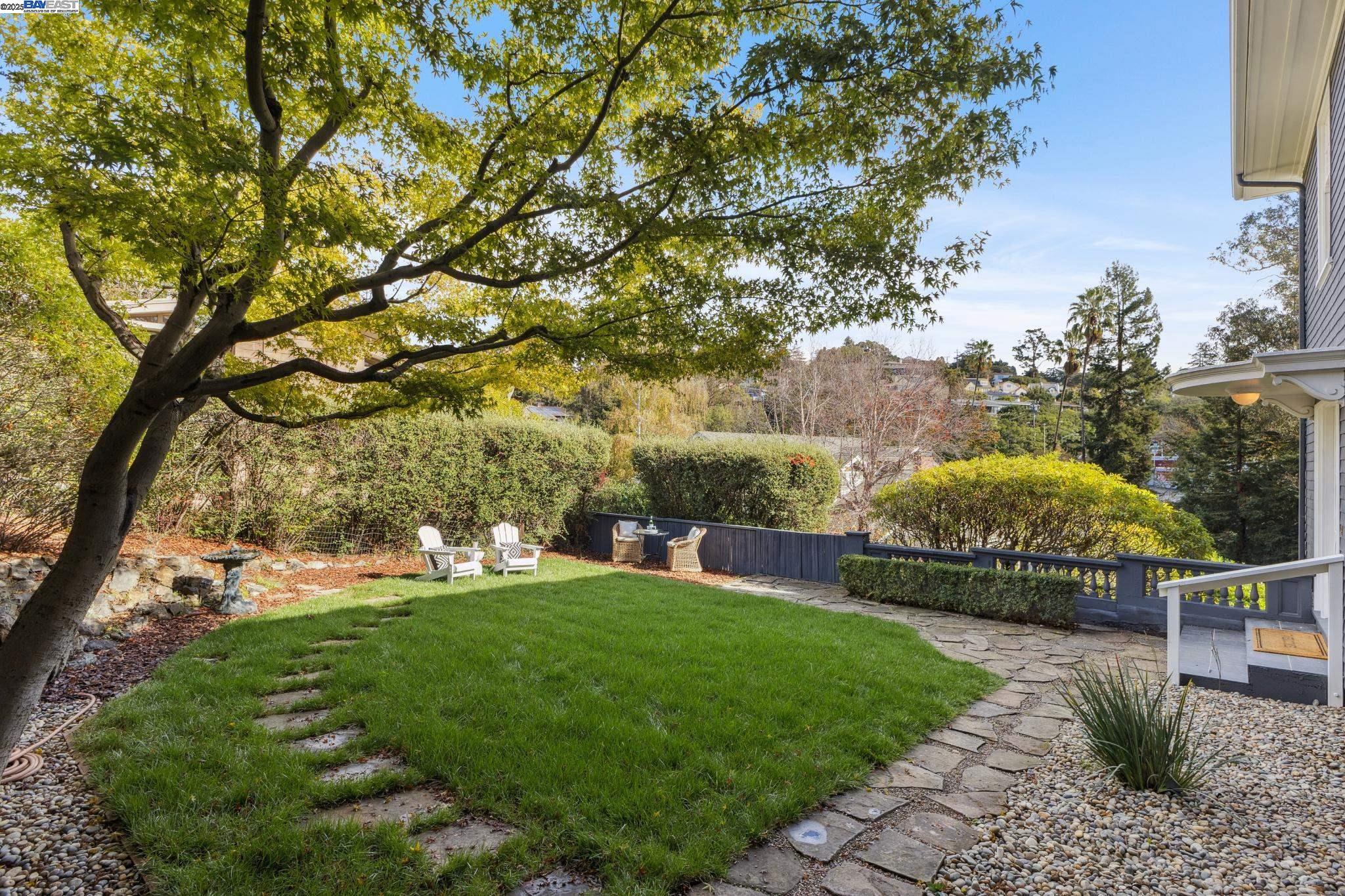 Detail Gallery Image 7 of 59 For 5811 Romany, Oakland,  CA 94618 - 4 Beds | 2/1 Baths