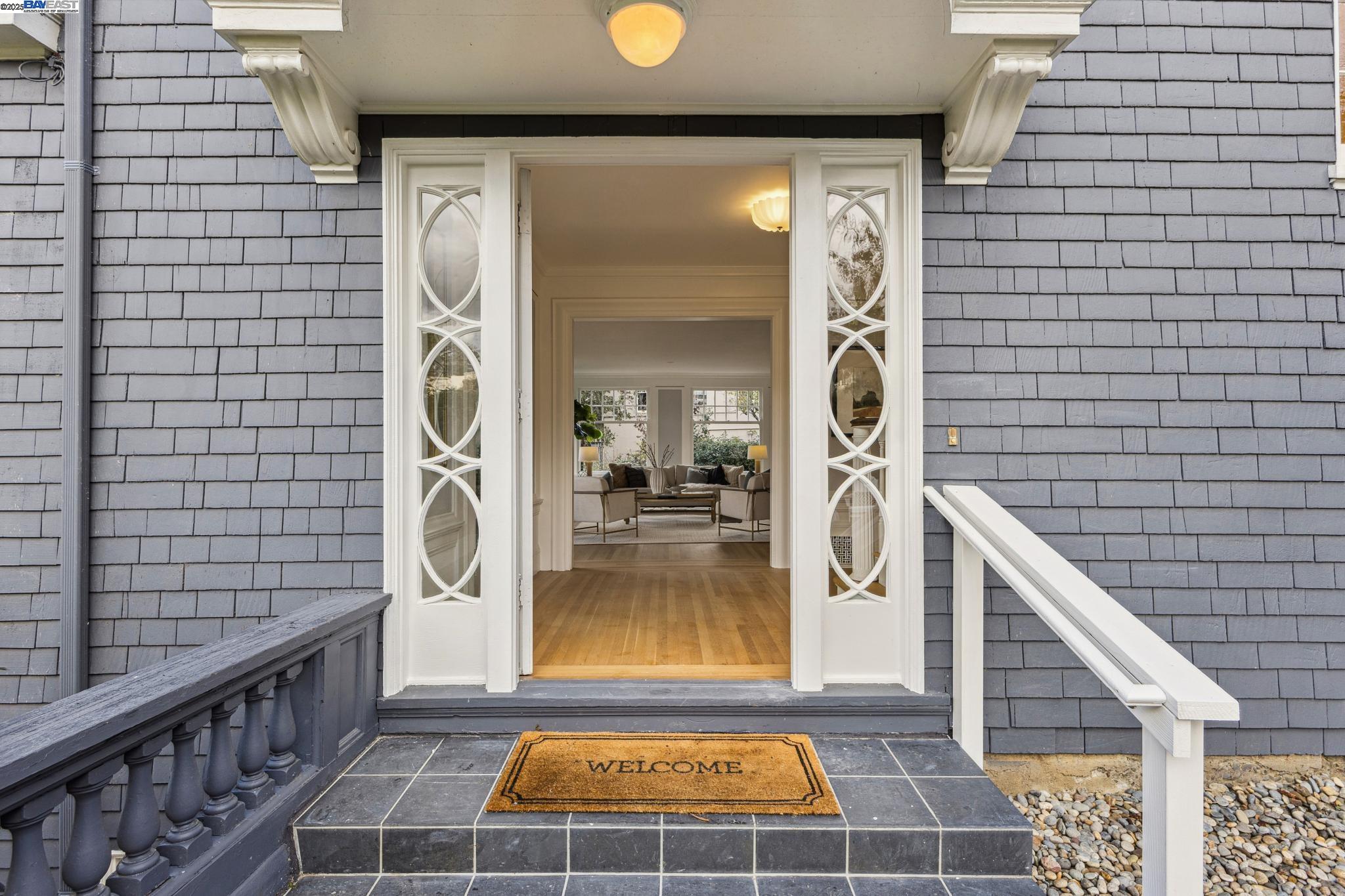 Detail Gallery Image 9 of 59 For 5811 Romany, Oakland,  CA 94618 - 4 Beds | 2/1 Baths