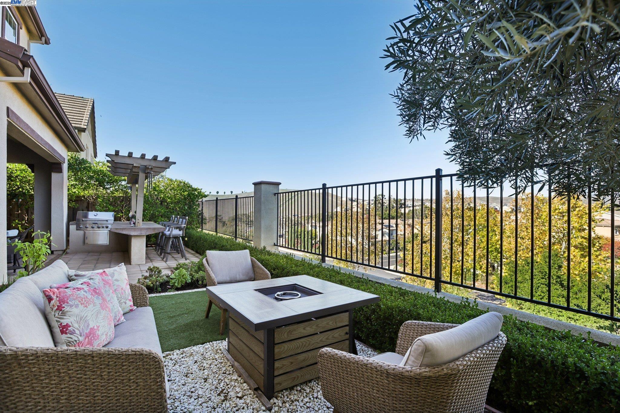 Detail Gallery Image 13 of 59 For 3885 Highpointe Ct, Dublin,  CA 94568 - 4 Beds | 4 Baths