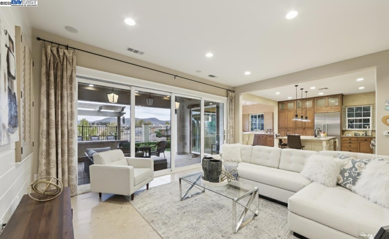 Detail Gallery Image 17 of 59 For 3885 Highpointe Ct, Dublin,  CA 94568 - 4 Beds | 4 Baths