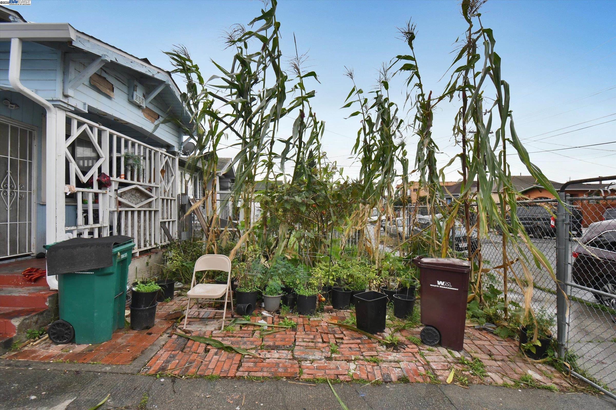 Detail Gallery Image 4 of 38 For 1506 52nd Ave, Oakland,  CA 94601 - 4 Beds | 2 Baths