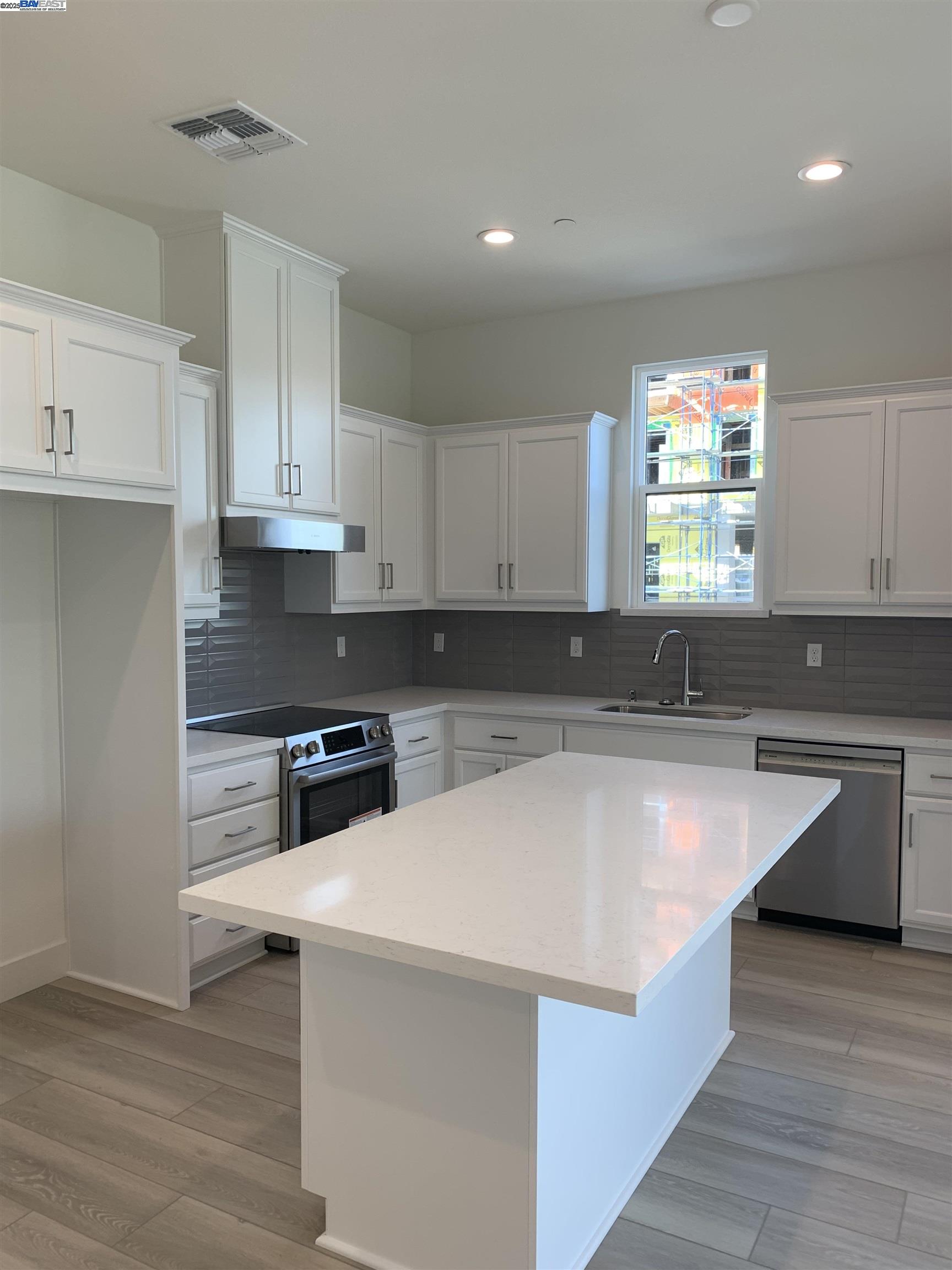 Detail Gallery Image 2 of 11 For 998 Harcot Court, San Jose,  CA 95133 - 4 Beds | 4 Baths