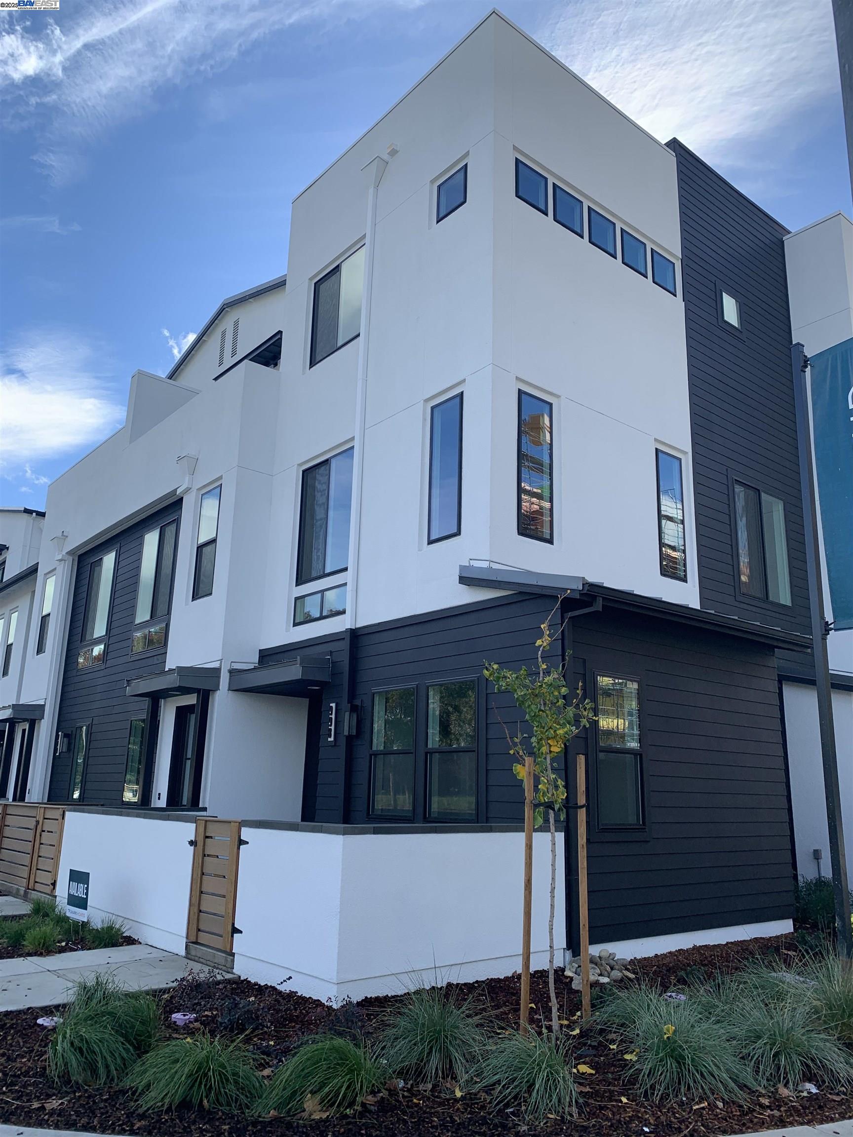 Detail Gallery Image 3 of 11 For 998 Harcot Court, San Jose,  CA 95133 - 4 Beds | 4 Baths