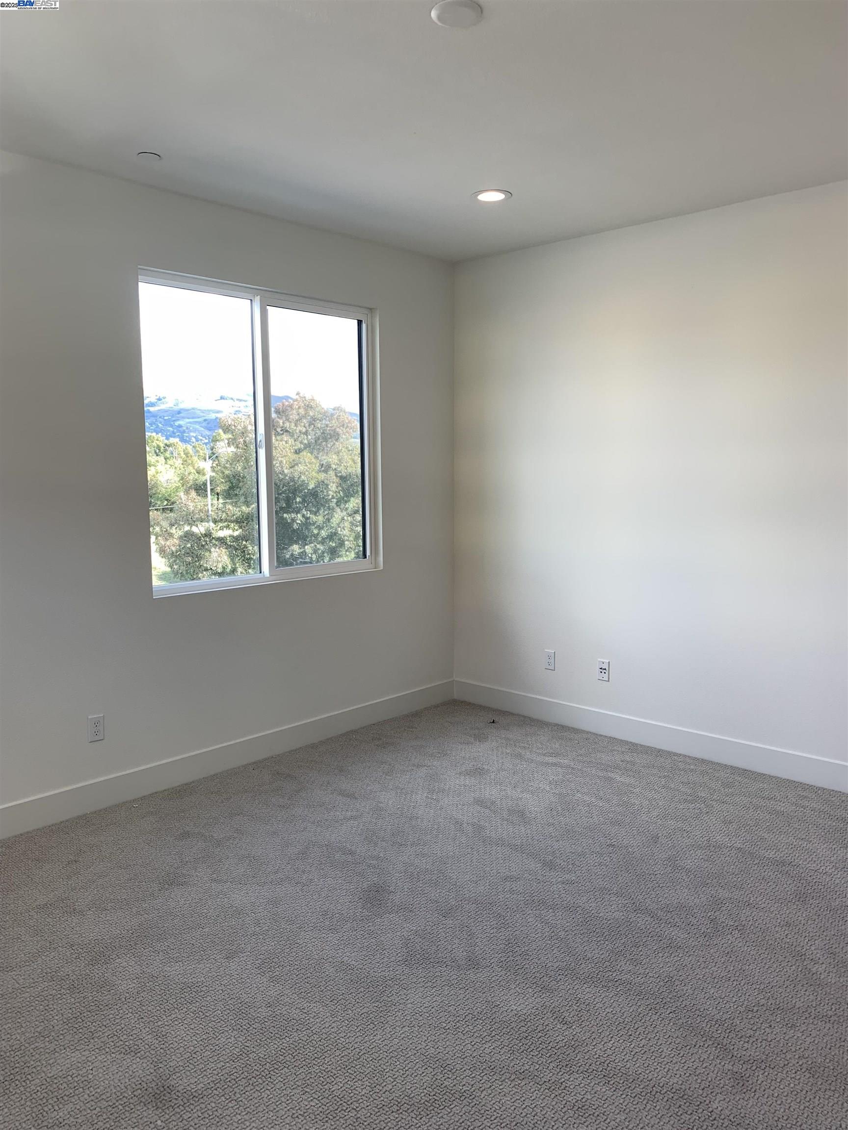 Detail Gallery Image 8 of 11 For 998 Harcot Court, San Jose,  CA 95133 - 4 Beds | 4 Baths