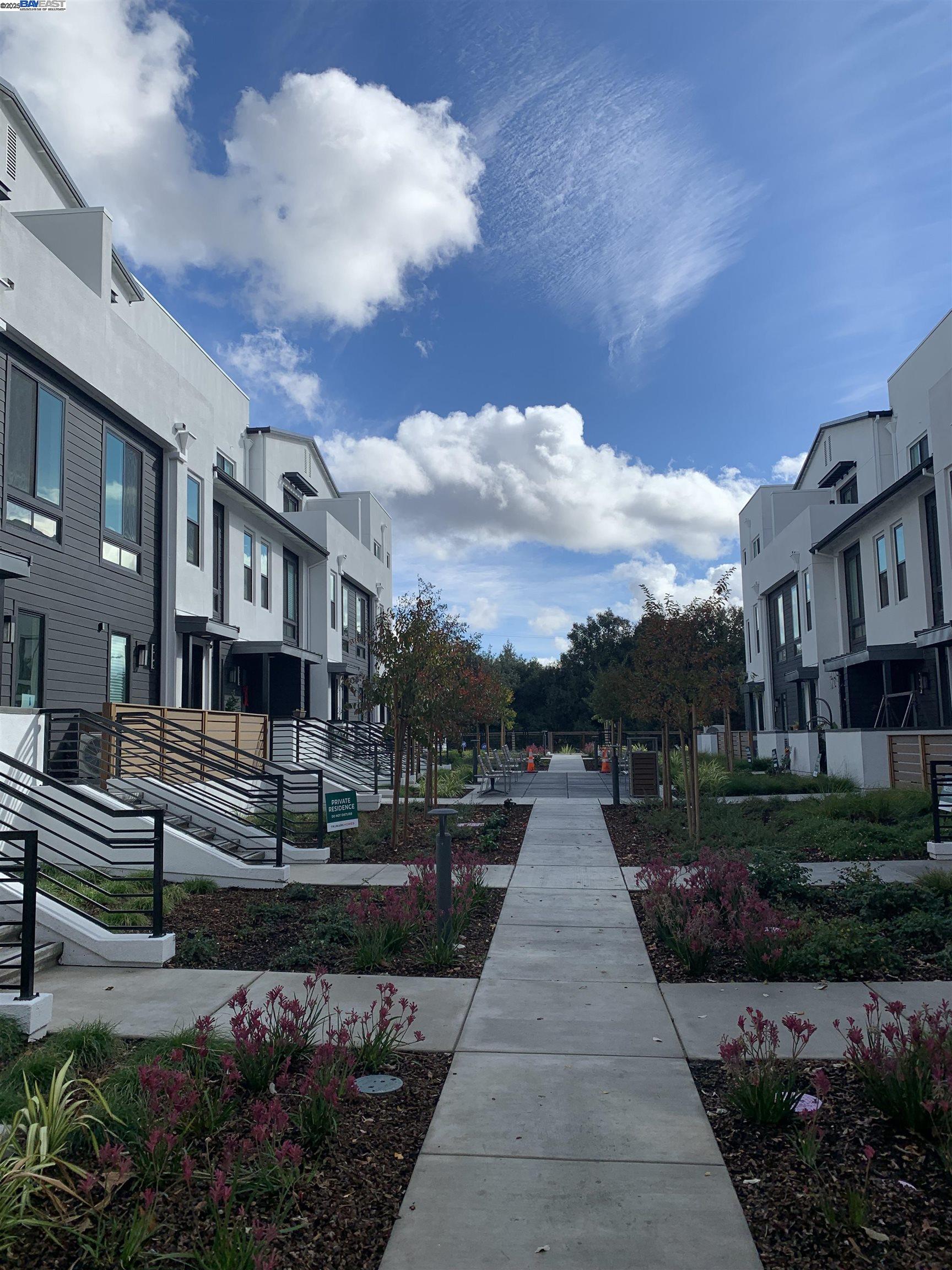 Detail Gallery Image 9 of 11 For 998 Harcot Court, San Jose,  CA 95133 - 4 Beds | 4 Baths