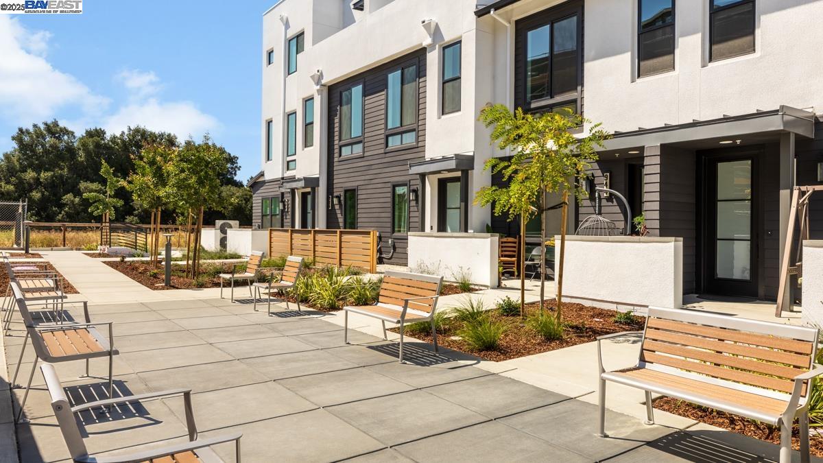 Detail Gallery Image 10 of 11 For 998 Harcot Court, San Jose,  CA 95133 - 4 Beds | 4 Baths