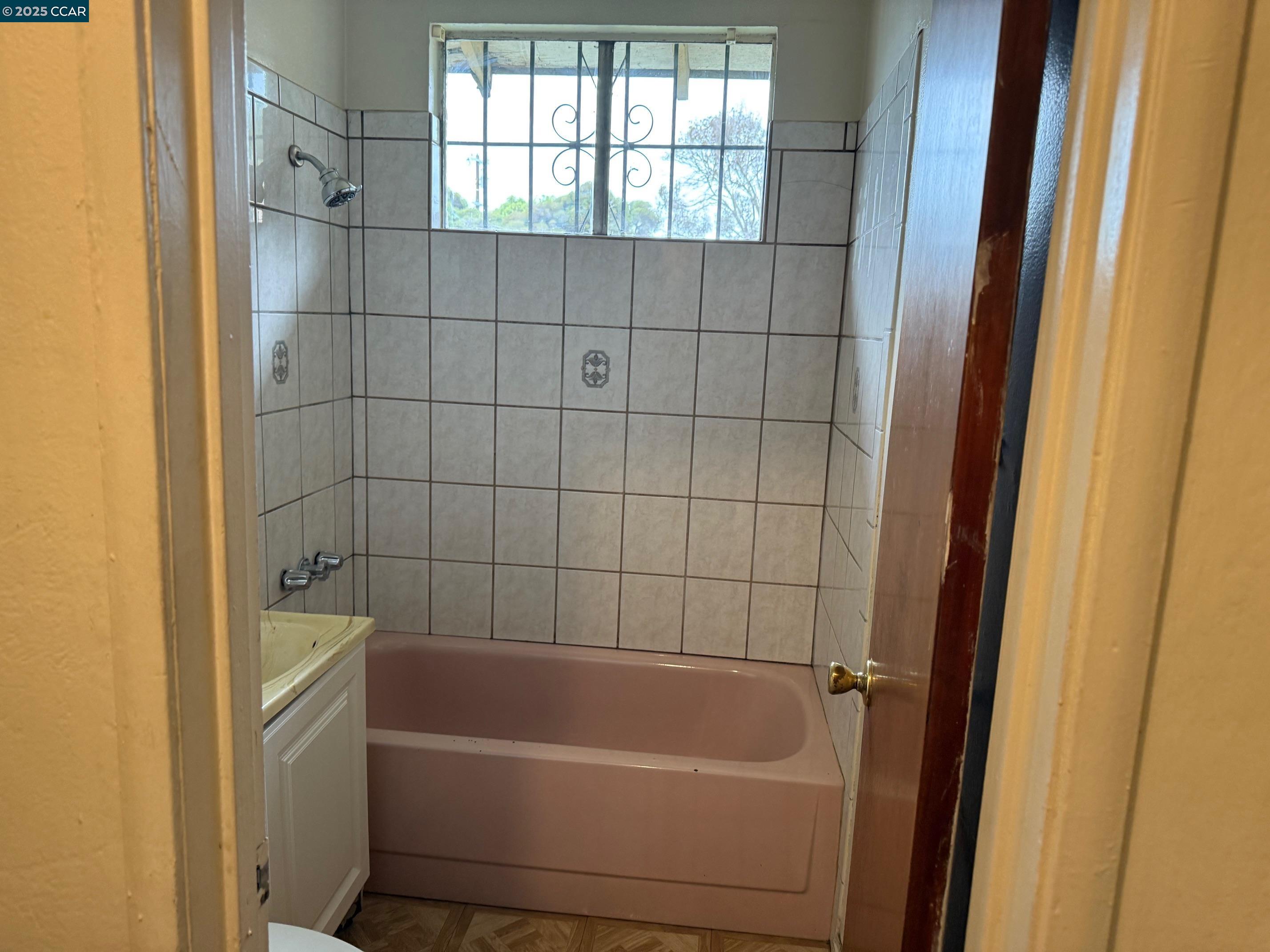 Detail Gallery Image 8 of 11 For 435-437 Duboce Ave, Richmond,  CA 94801 - – Beds | – Baths