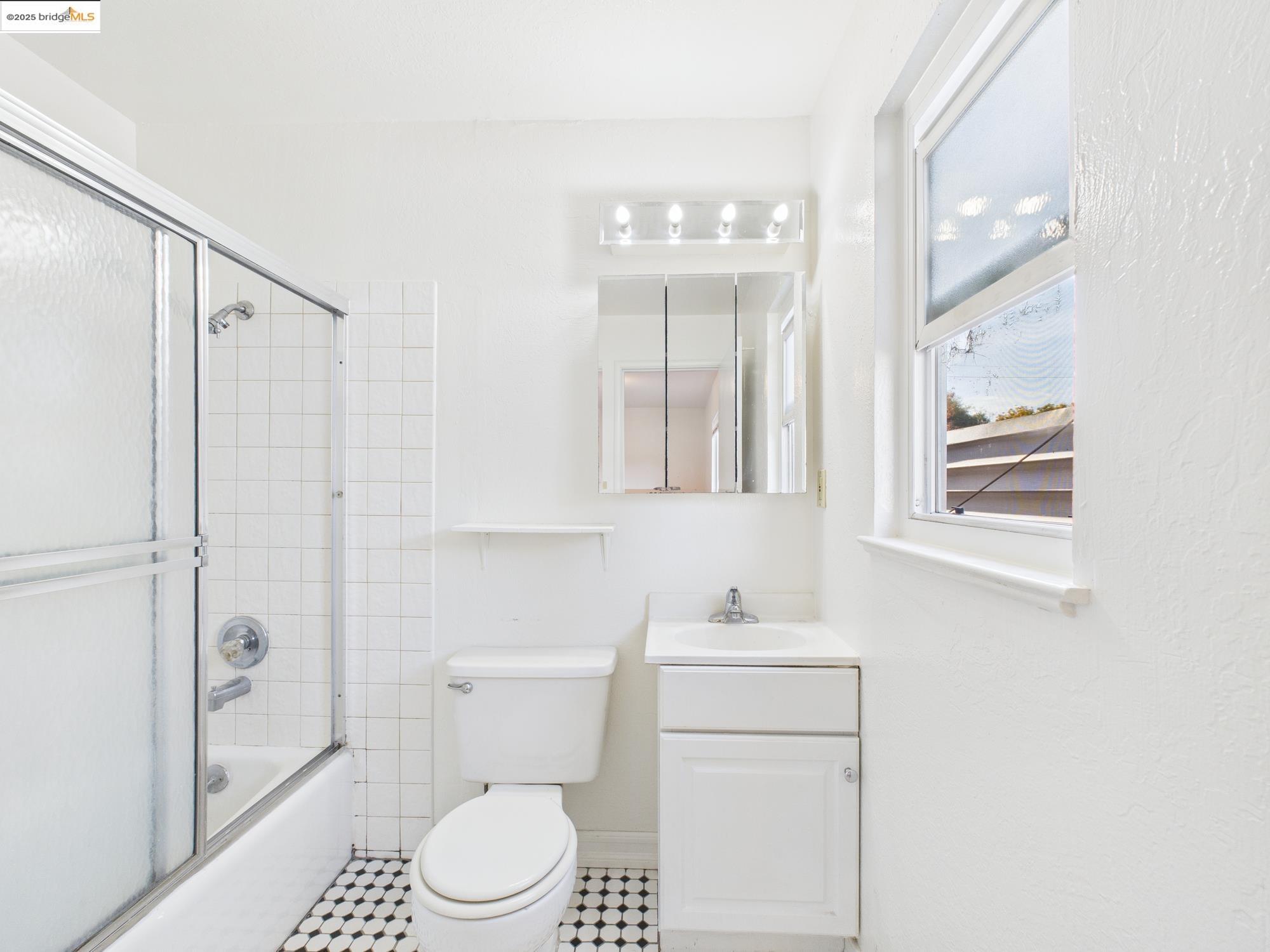 Detail Gallery Image 14 of 17 For 3811 Opal St, Oakland,  CA 94609 - 1 Beds | 1 Baths